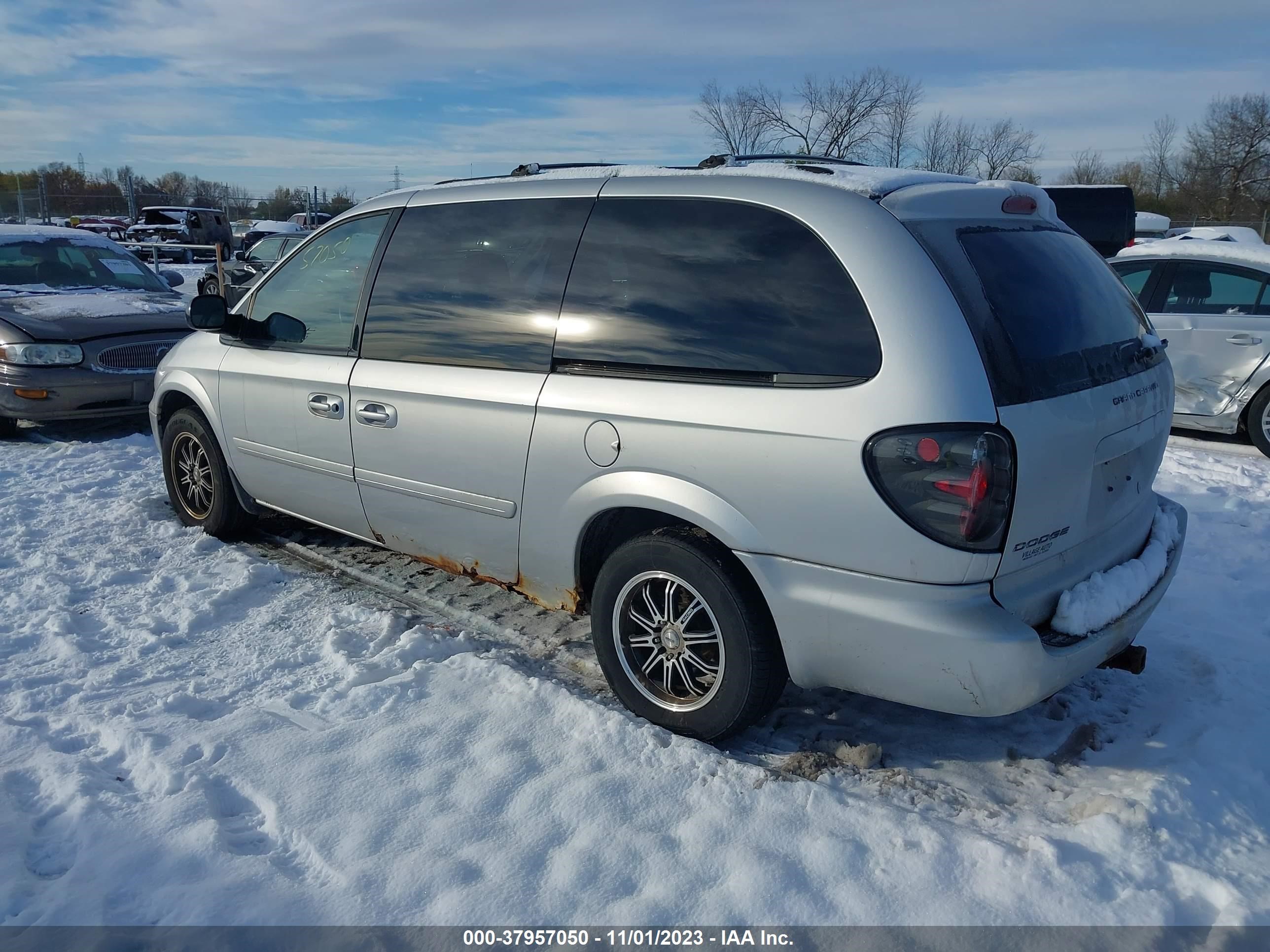 Photo 2 VIN: 2D4GP44L77R296515 - DODGE CARAVAN 