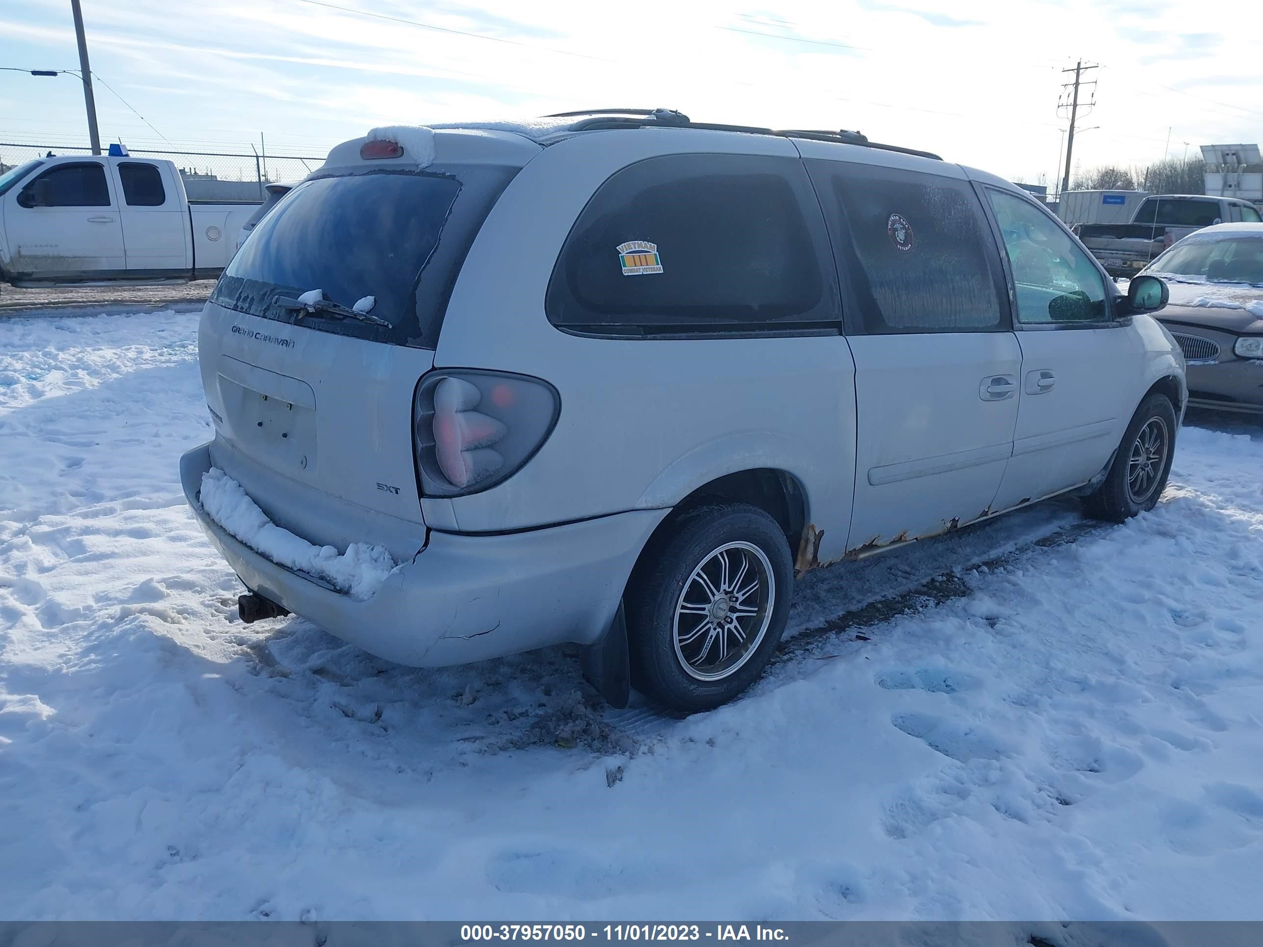 Photo 3 VIN: 2D4GP44L77R296515 - DODGE CARAVAN 