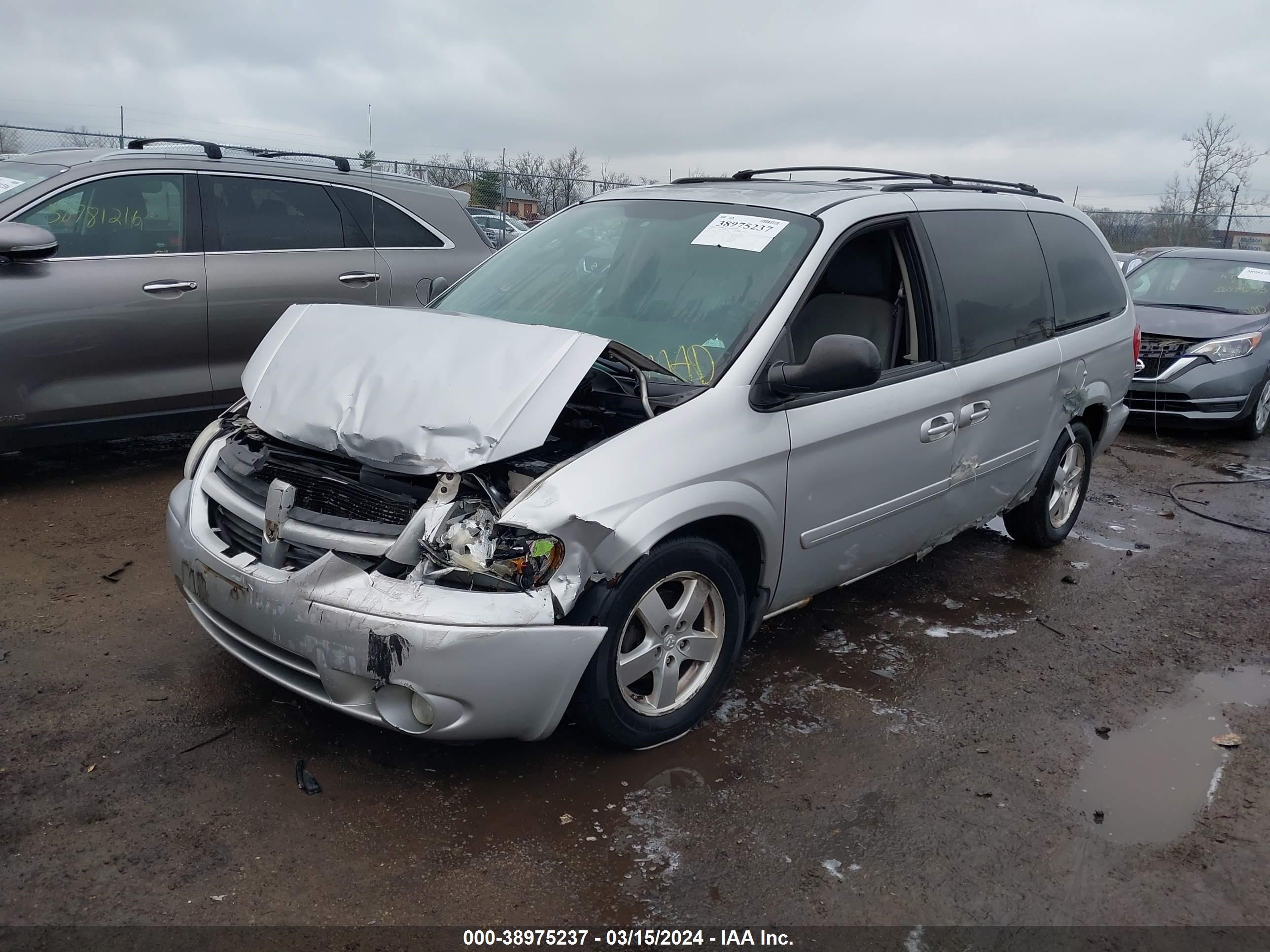 Photo 1 VIN: 2D4GP44L77R324510 - DODGE CARAVAN 