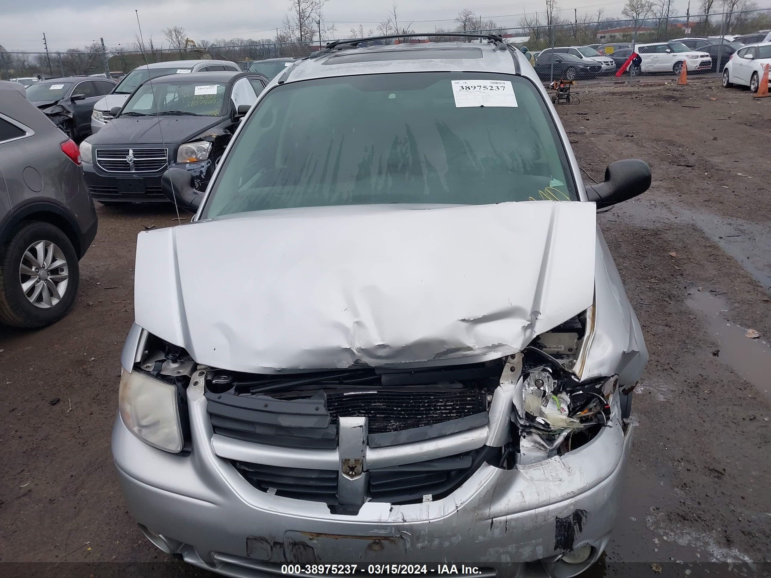 Photo 11 VIN: 2D4GP44L77R324510 - DODGE CARAVAN 