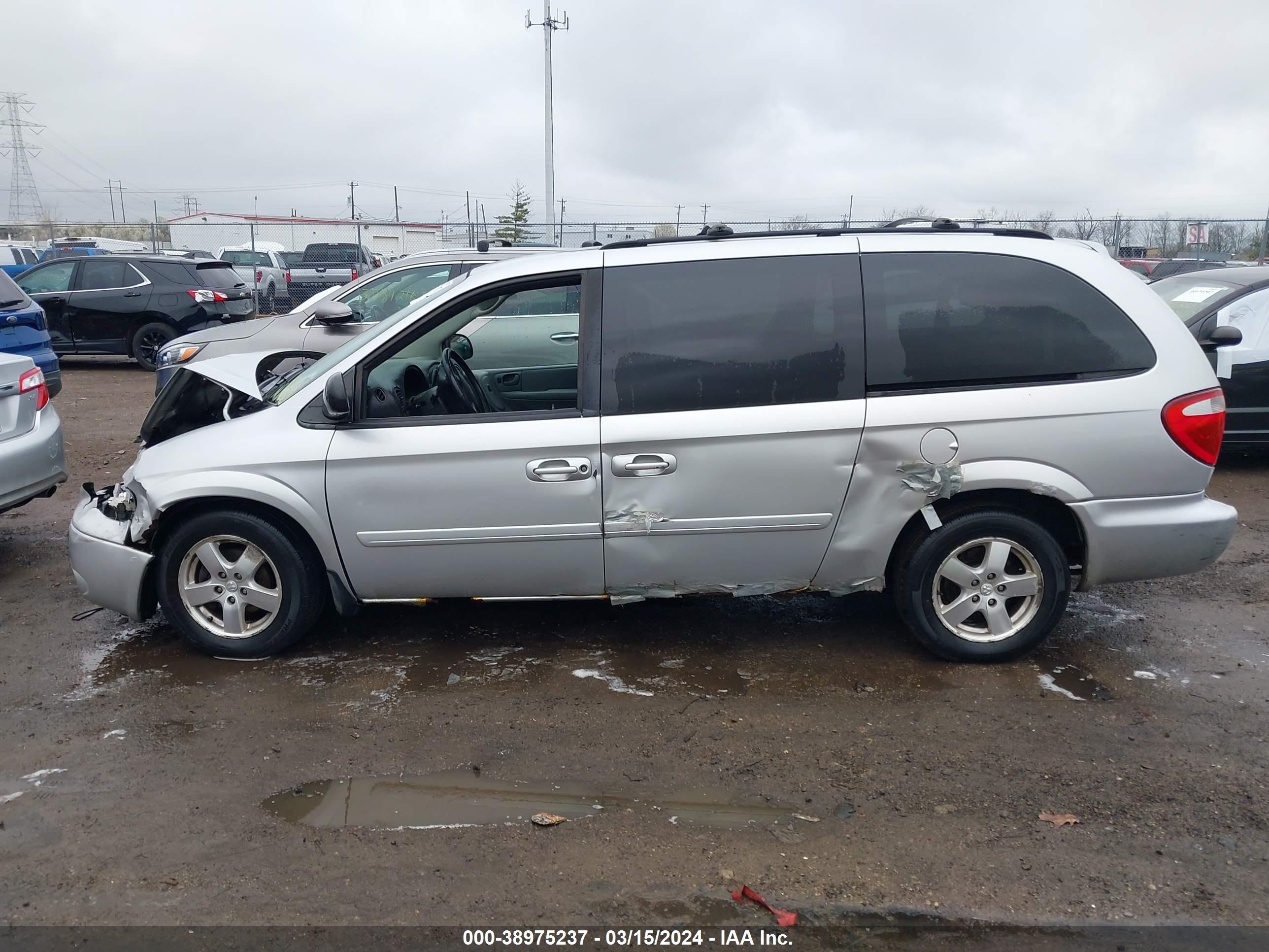 Photo 13 VIN: 2D4GP44L77R324510 - DODGE CARAVAN 