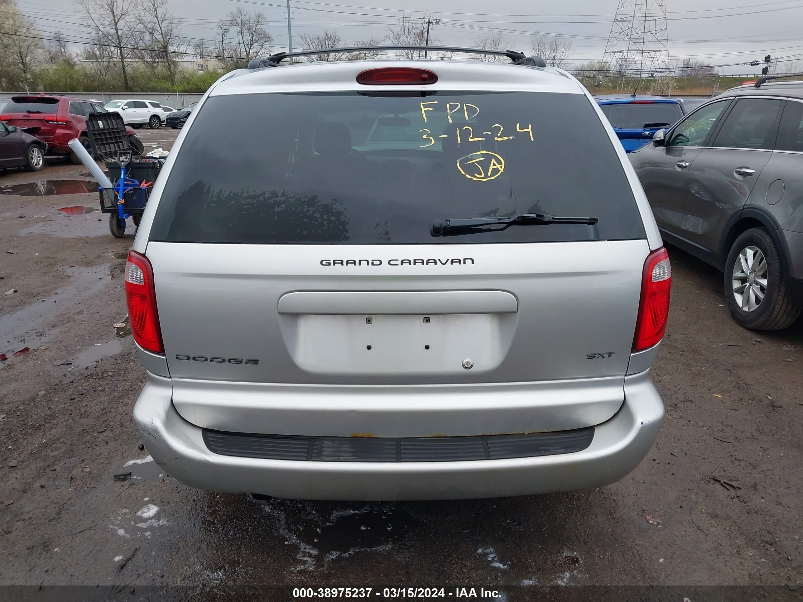 Photo 15 VIN: 2D4GP44L77R324510 - DODGE CARAVAN 