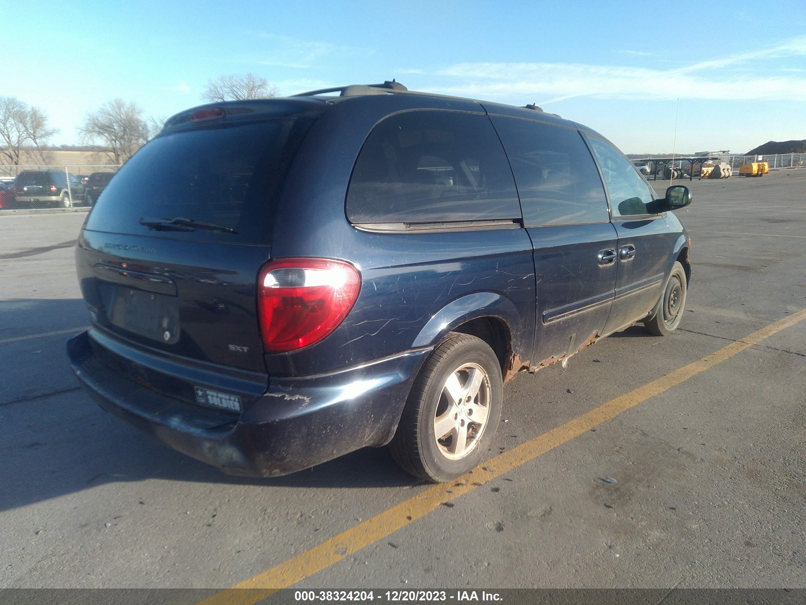 Photo 3 VIN: 2D4GP44L85R500557 - DODGE CARAVAN 