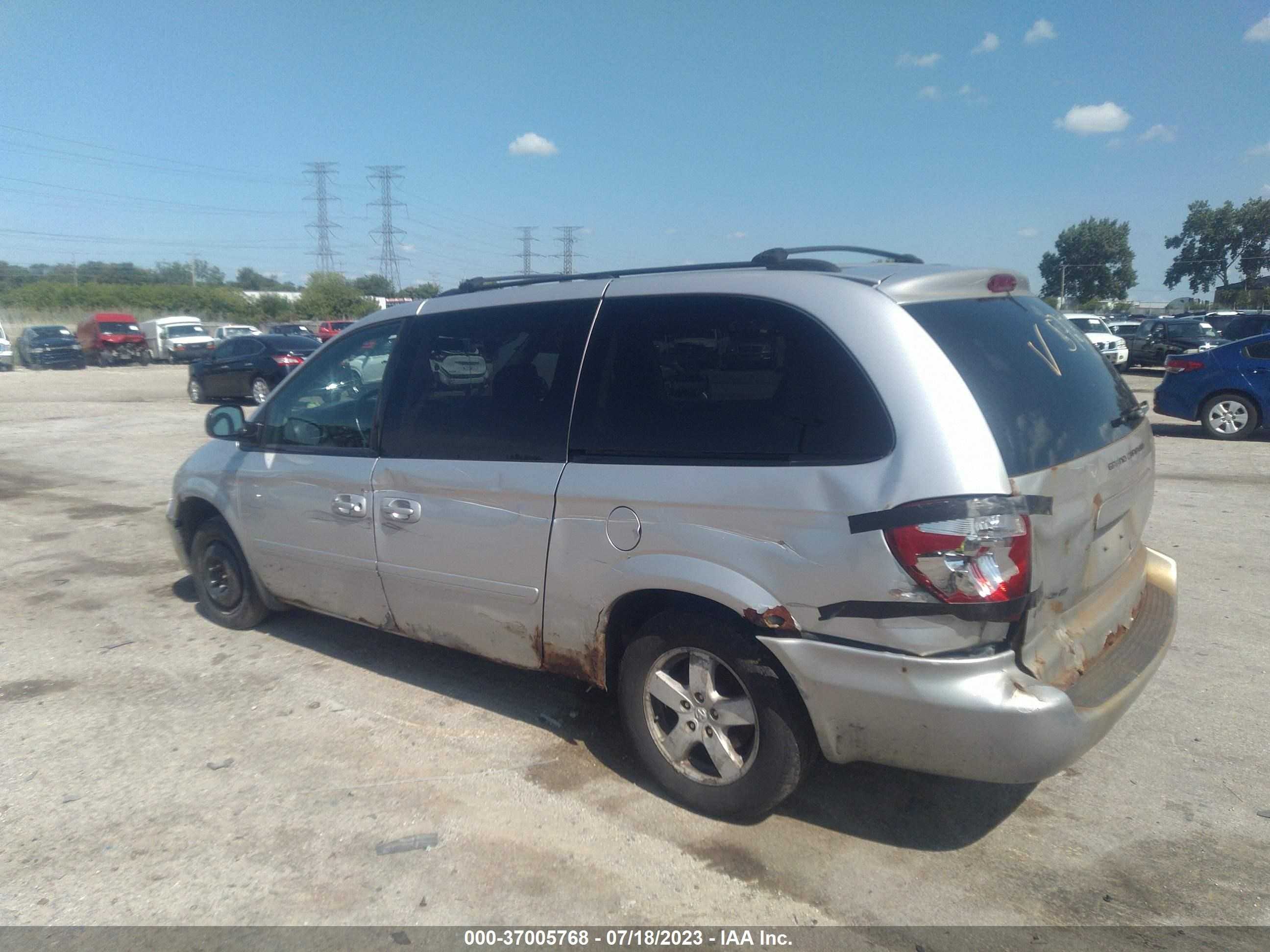 Photo 2 VIN: 2D4GP44L86R767781 - DODGE CARAVAN 