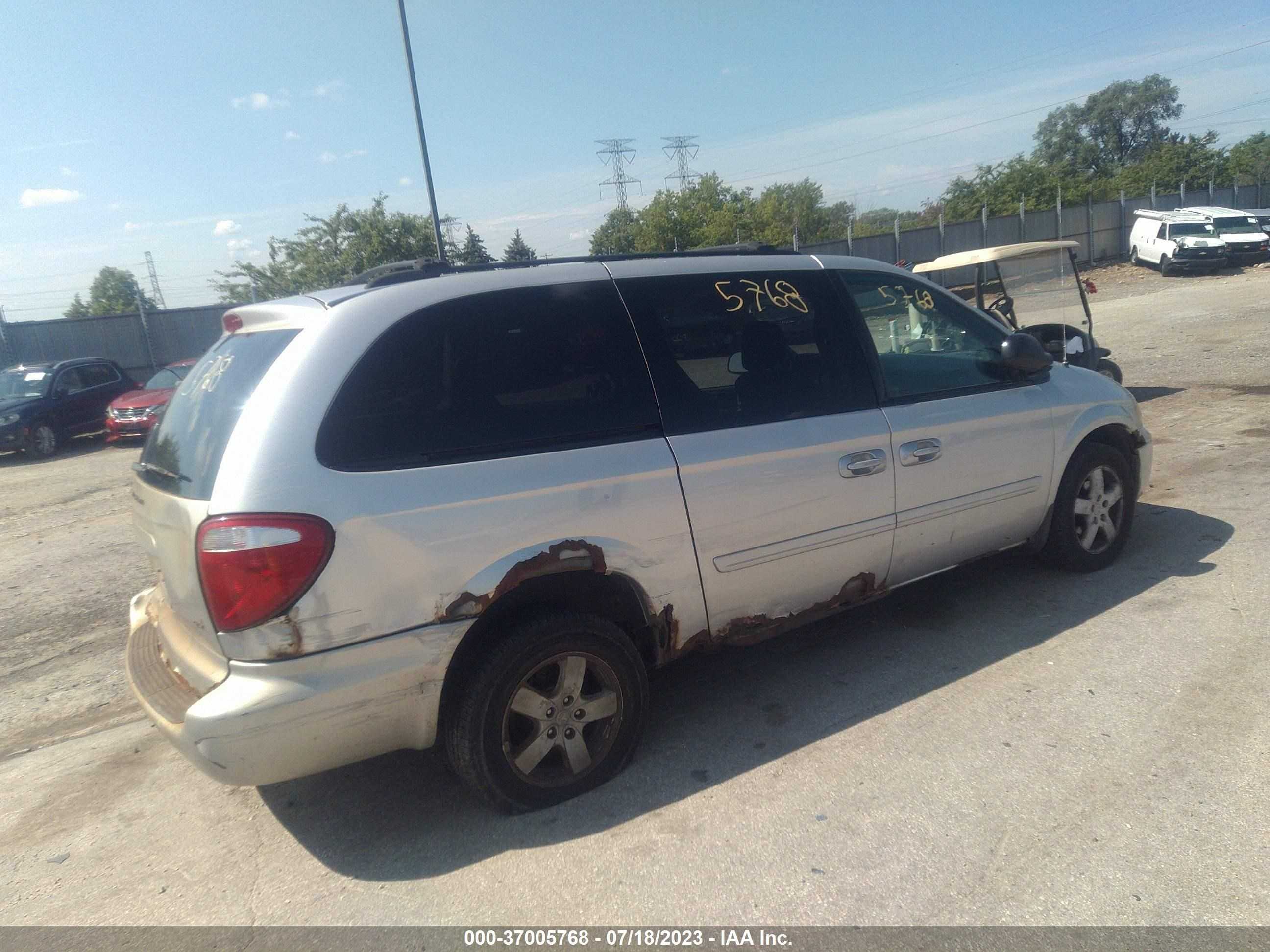 Photo 3 VIN: 2D4GP44L86R767781 - DODGE CARAVAN 