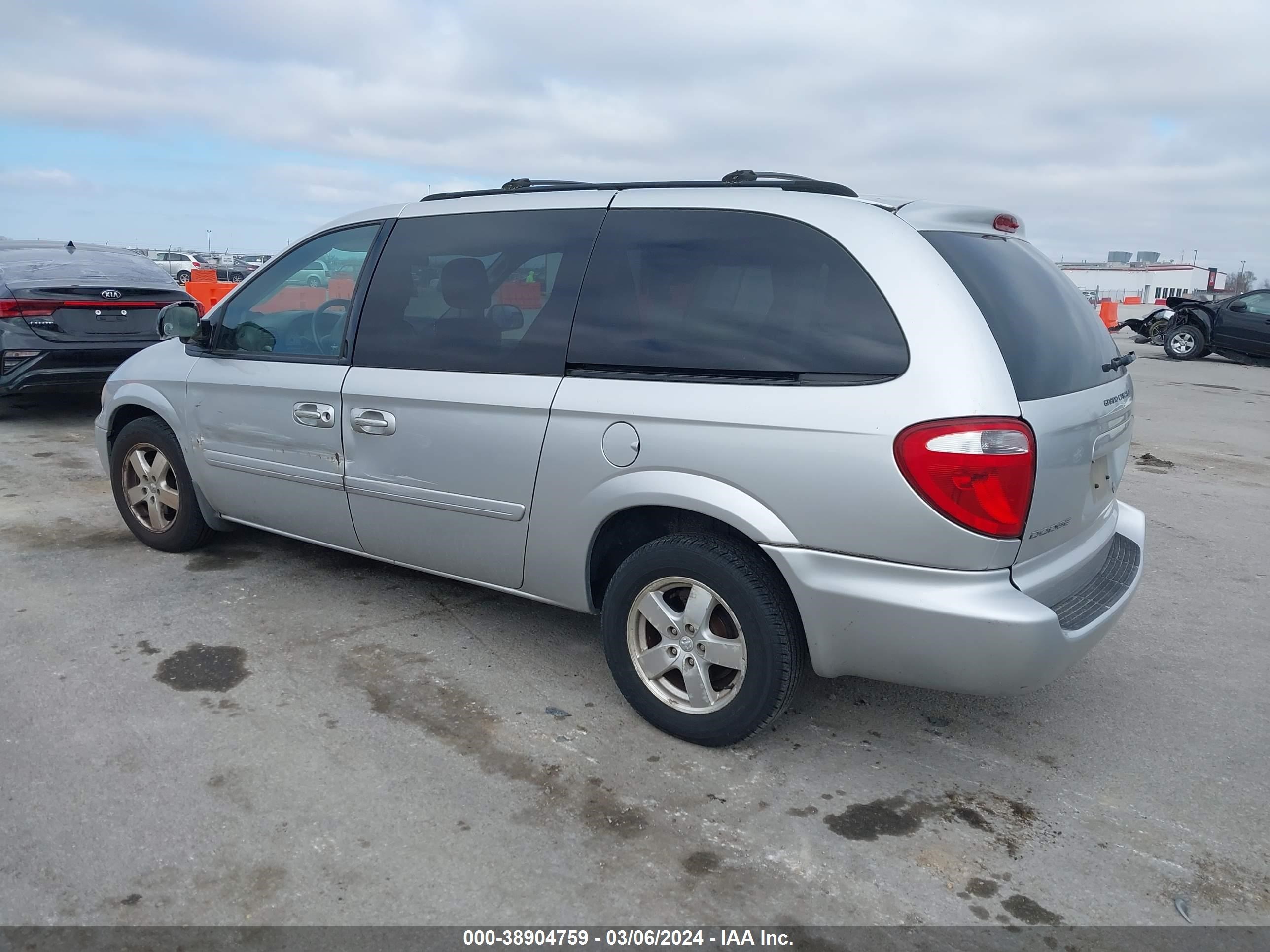 Photo 2 VIN: 2D4GP44L86R838364 - DODGE CARAVAN 