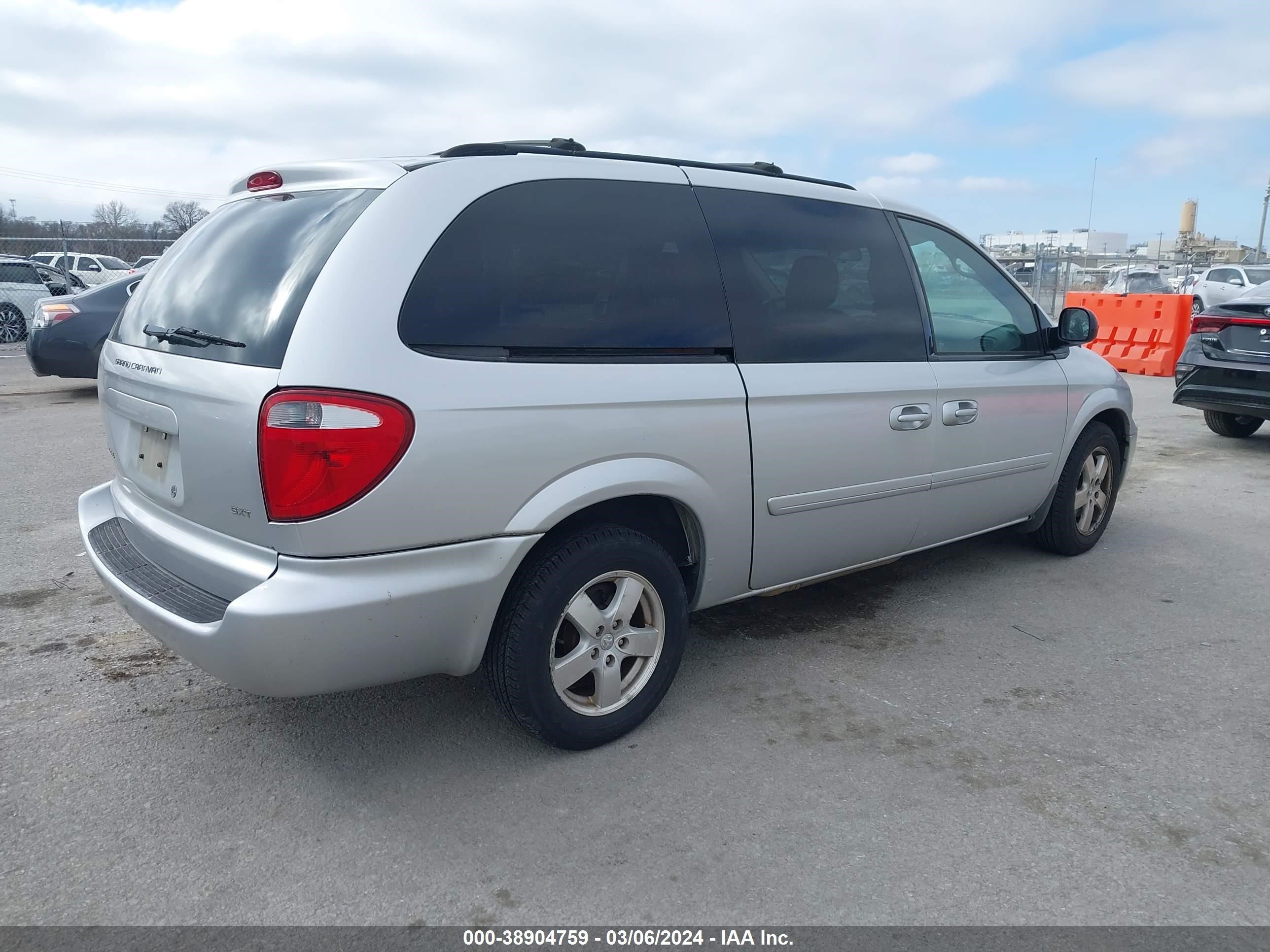 Photo 3 VIN: 2D4GP44L86R838364 - DODGE CARAVAN 