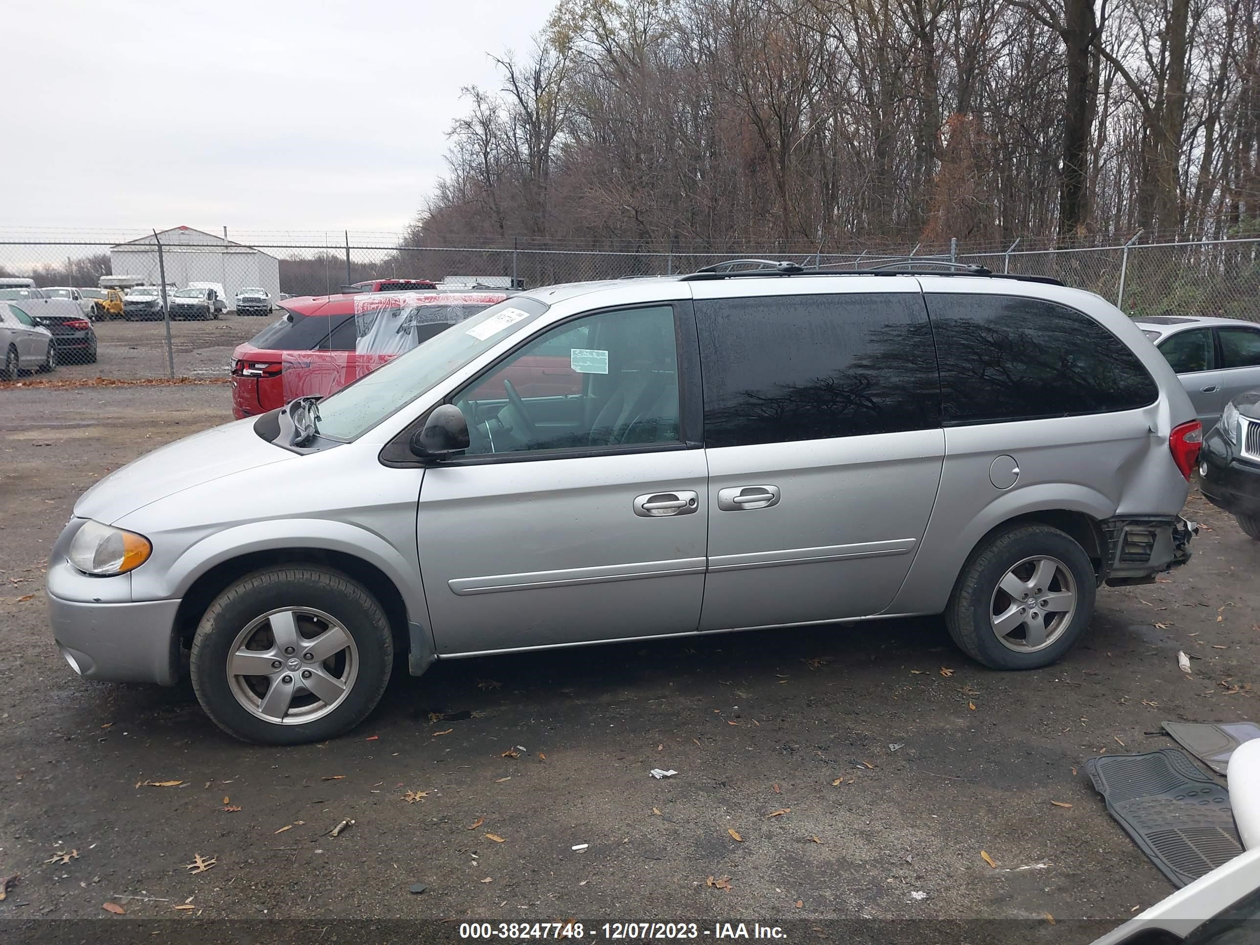 Photo 13 VIN: 2D4GP44L87R178215 - DODGE CARAVAN 