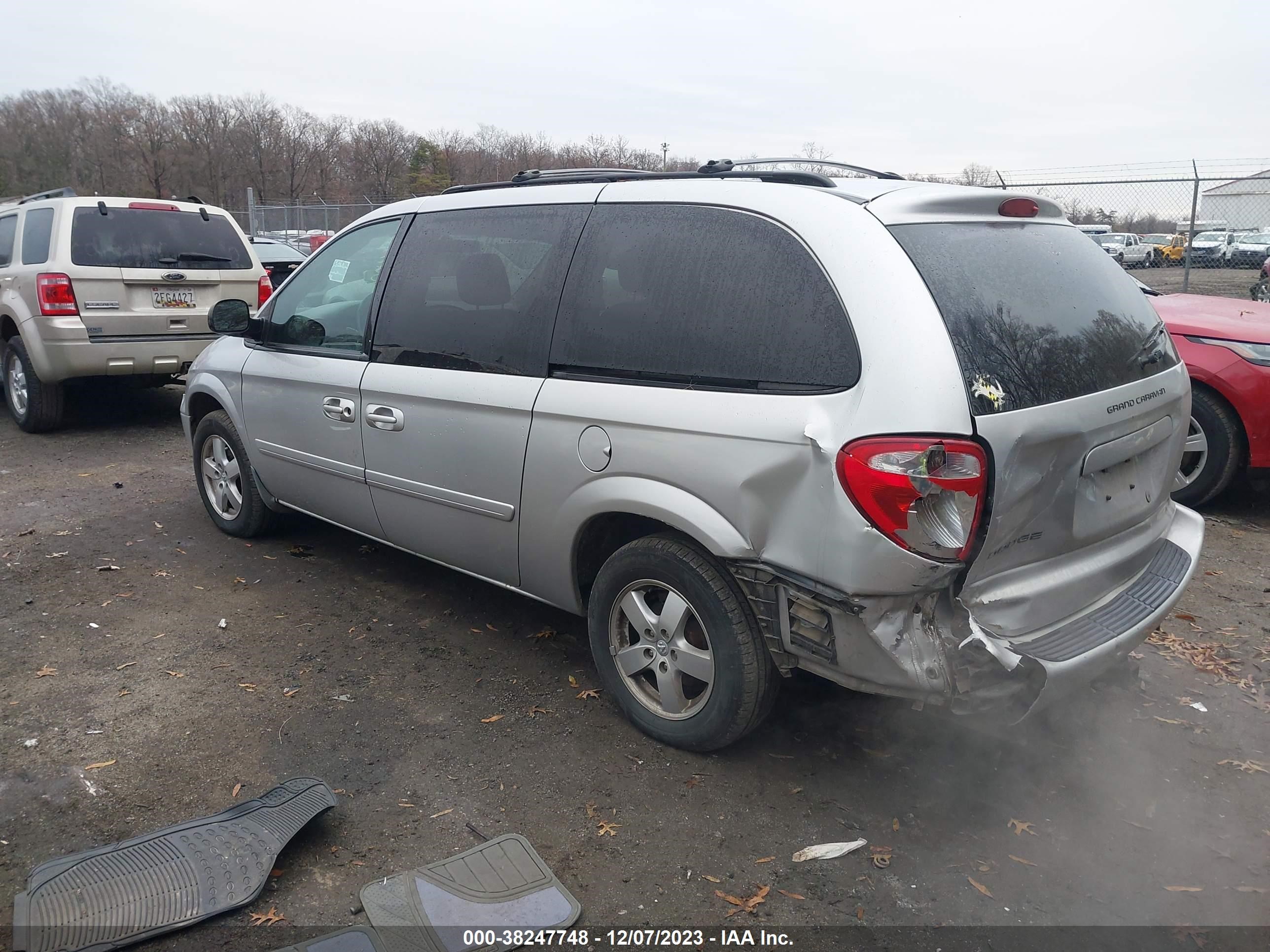 Photo 2 VIN: 2D4GP44L87R178215 - DODGE CARAVAN 