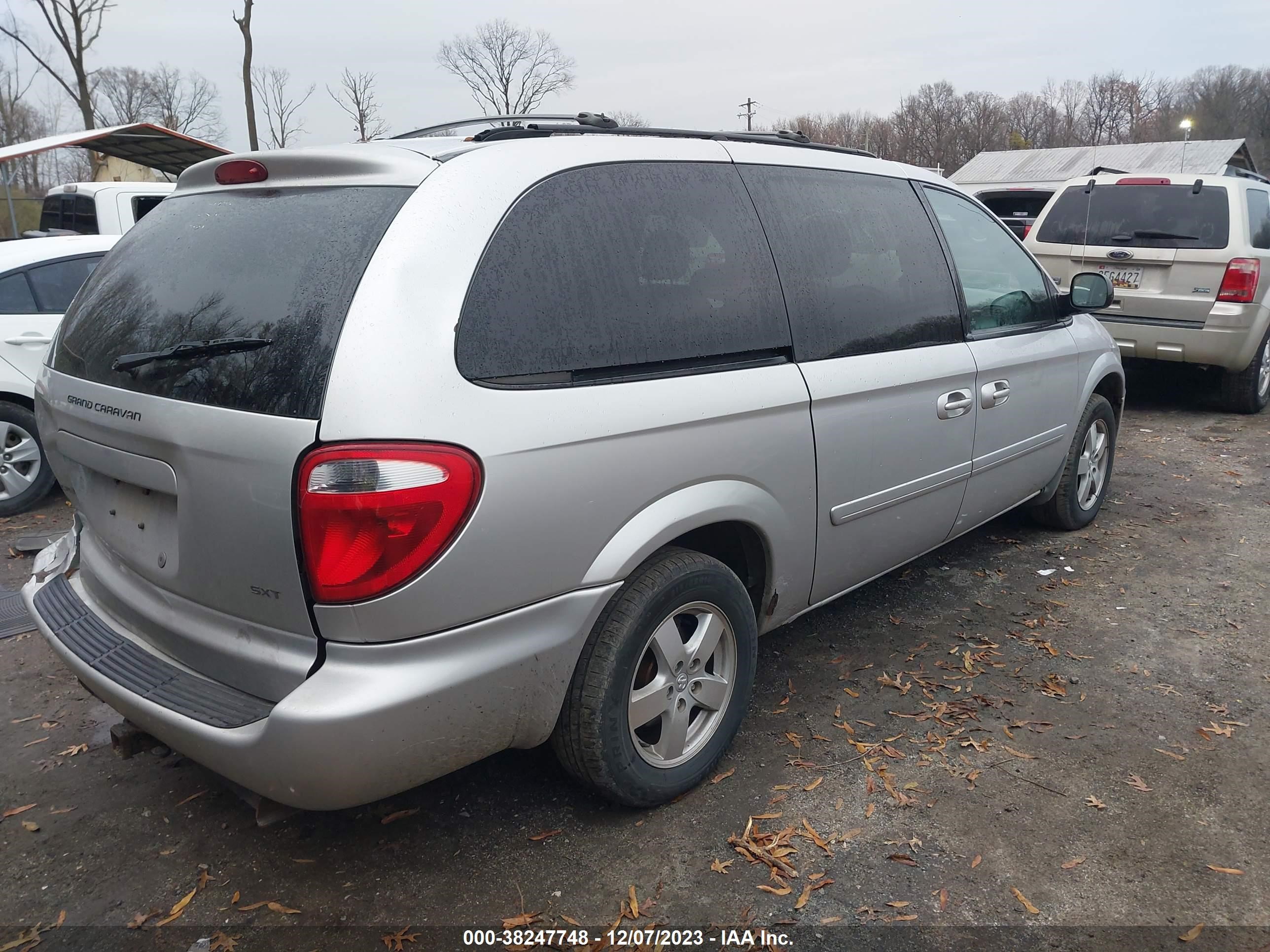 Photo 3 VIN: 2D4GP44L87R178215 - DODGE CARAVAN 