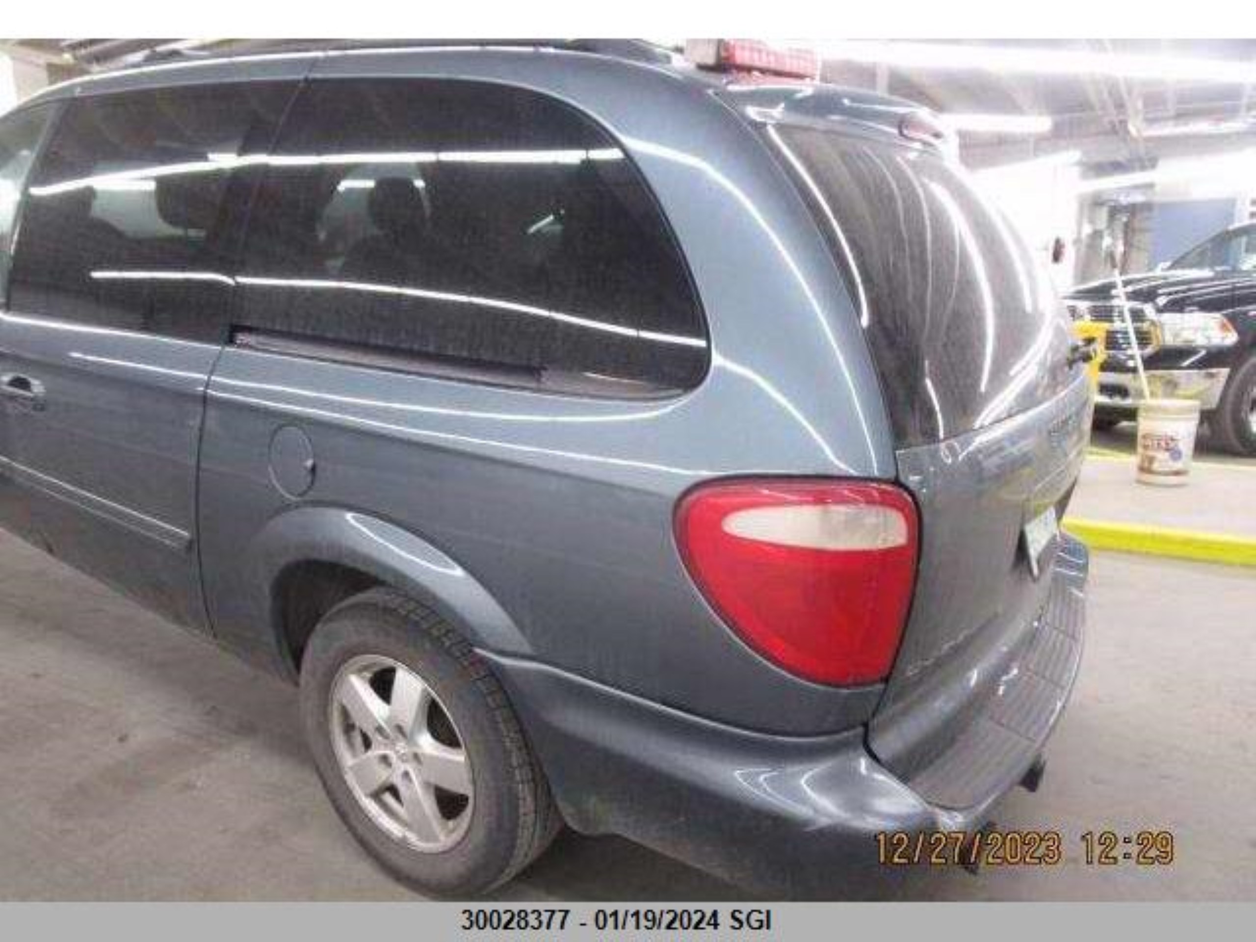 Photo 2 VIN: 2D4GP44L87R212573 - DODGE CARAVAN 