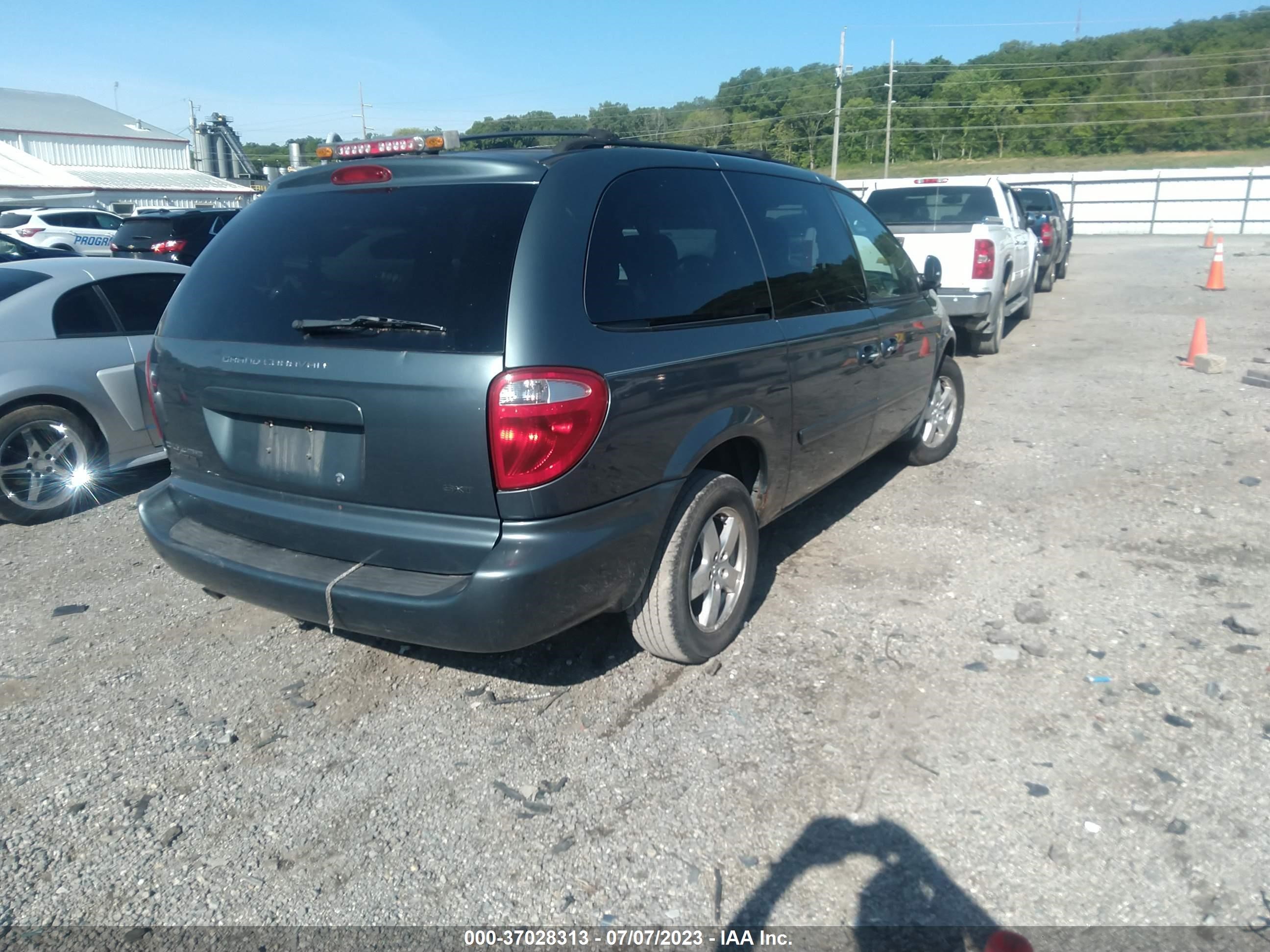 Photo 3 VIN: 2D4GP44L87R257156 - DODGE CARAVAN 