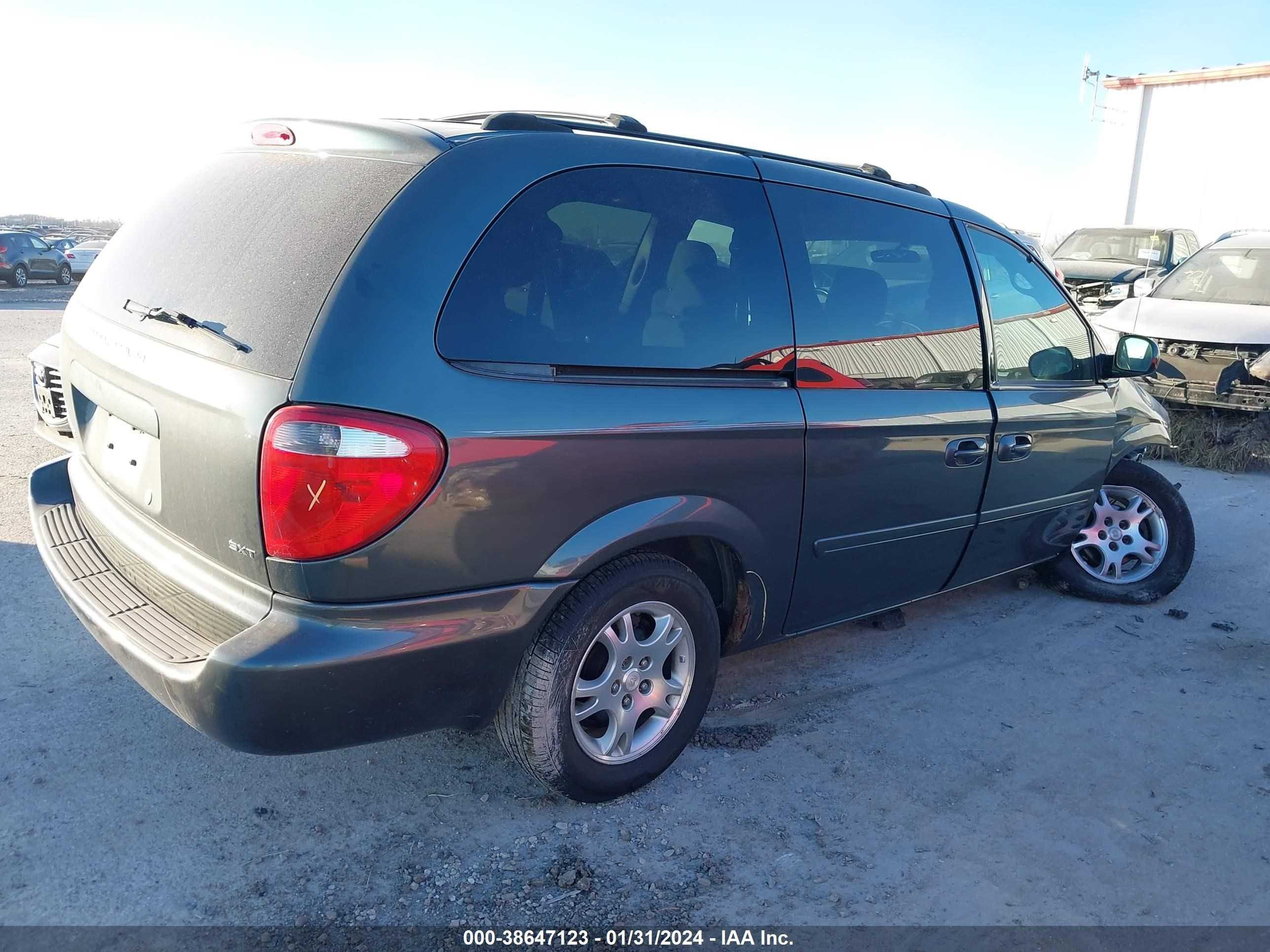 Photo 3 VIN: 2D4GP44L94R554657 - DODGE CARAVAN 