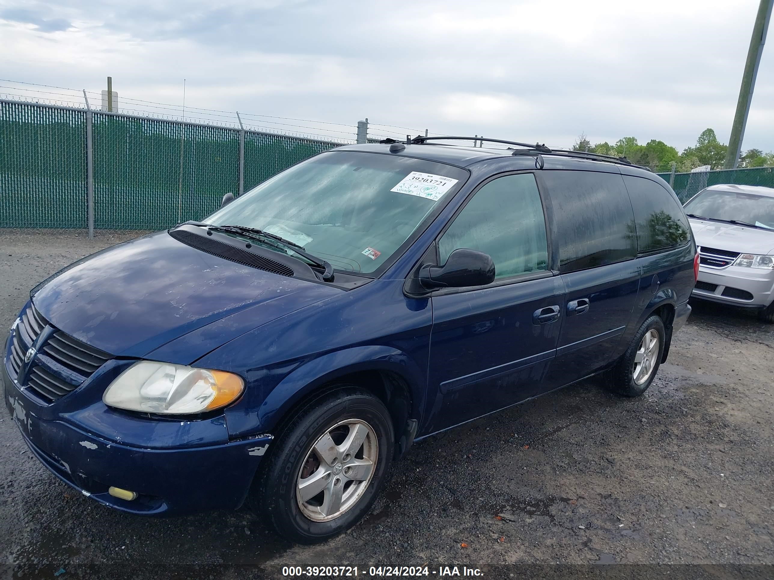 Photo 1 VIN: 2D4GP44L95R525824 - DODGE CARAVAN 