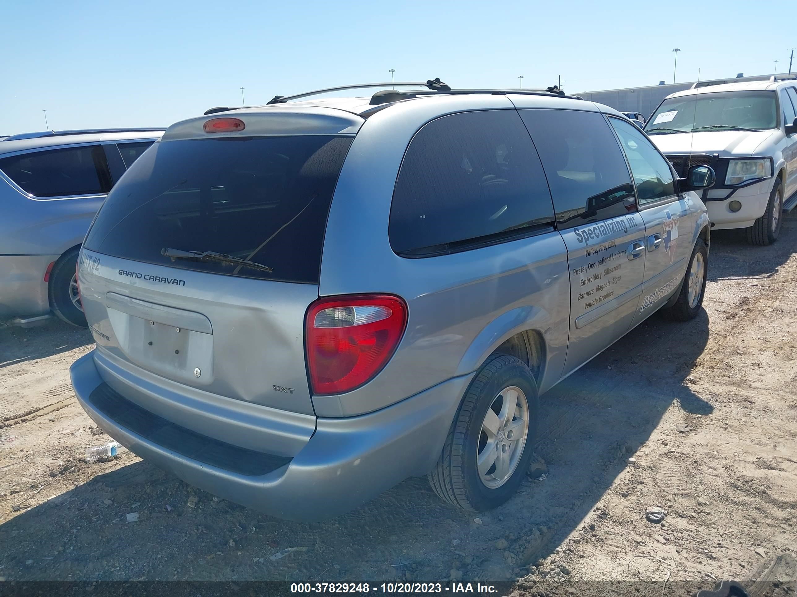 Photo 3 VIN: 2D4GP44L95R579852 - DODGE CARAVAN 