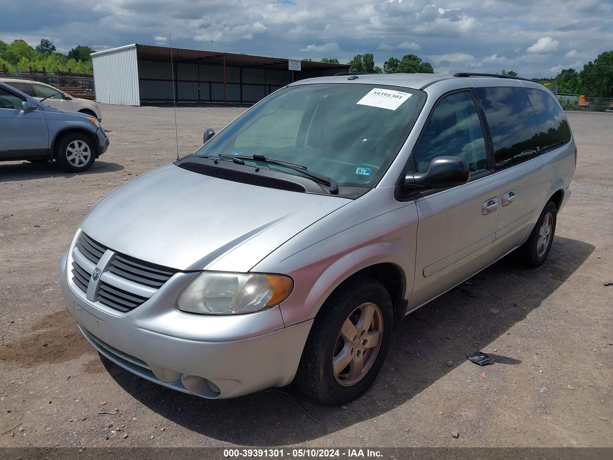 Photo 1 VIN: 2D4GP44L97R188123 - DODGE CARAVAN 