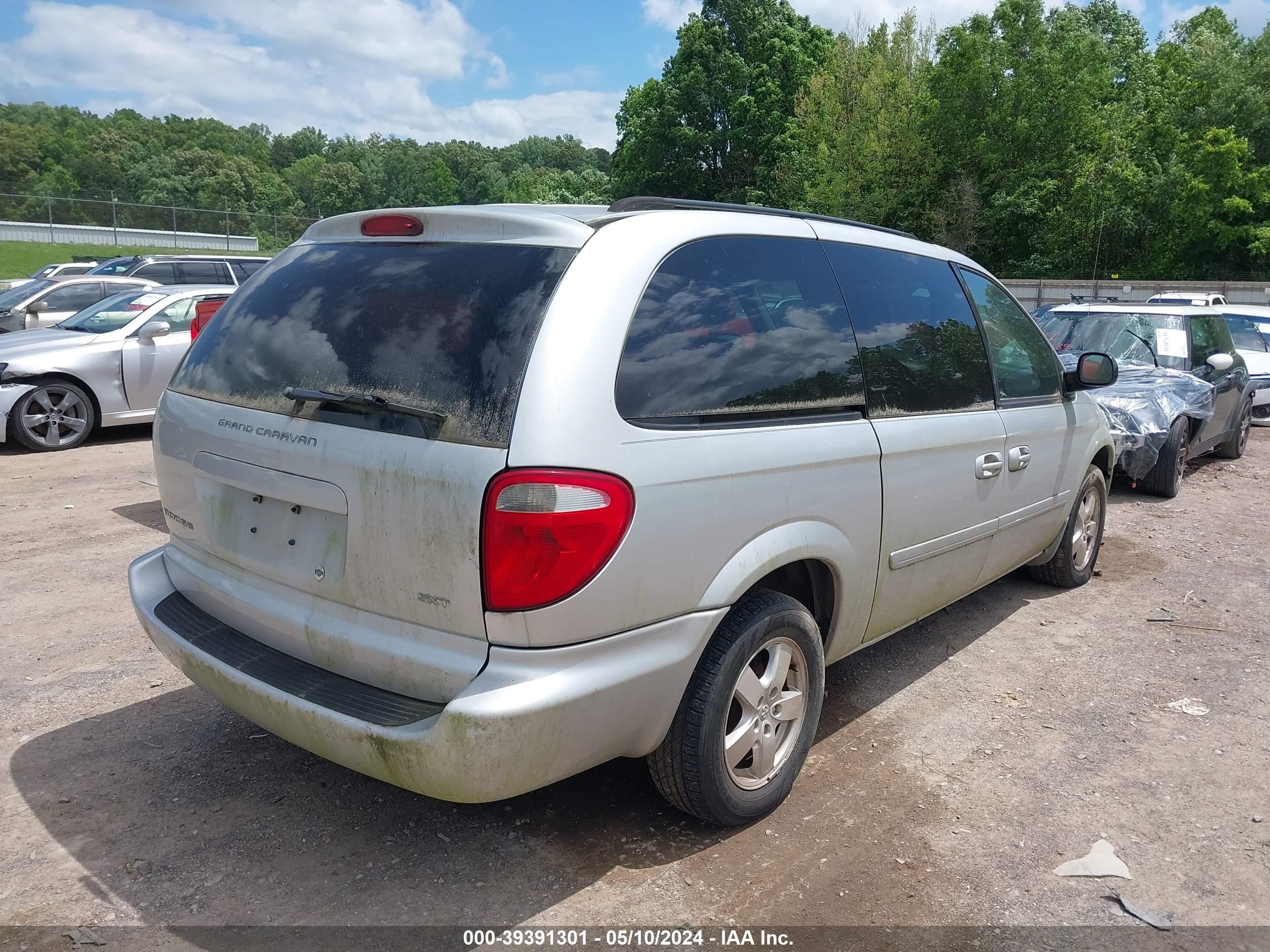 Photo 3 VIN: 2D4GP44L97R188123 - DODGE CARAVAN 