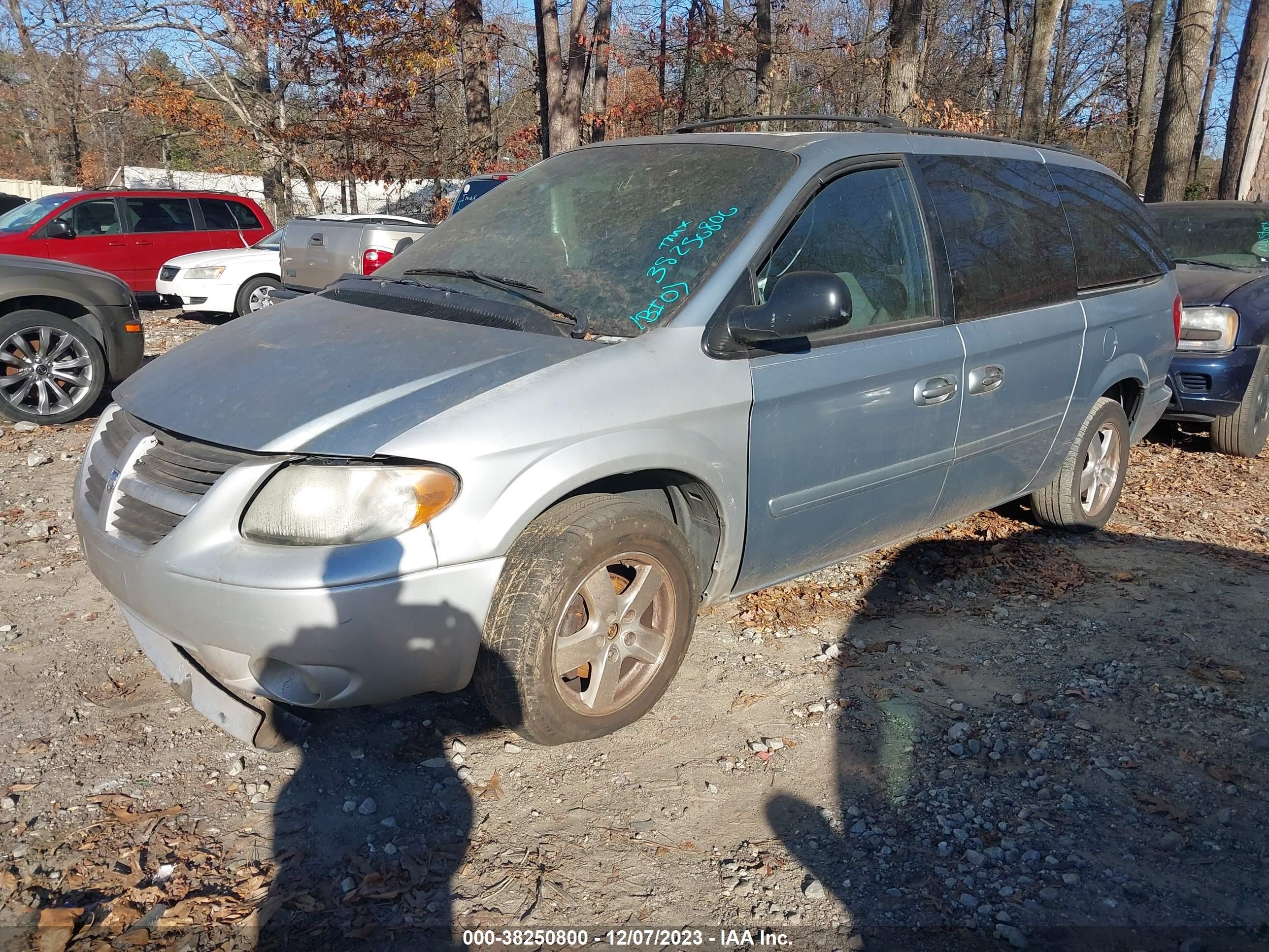 Photo 1 VIN: 2D4GP44LX5R191478 - DODGE CARAVAN 