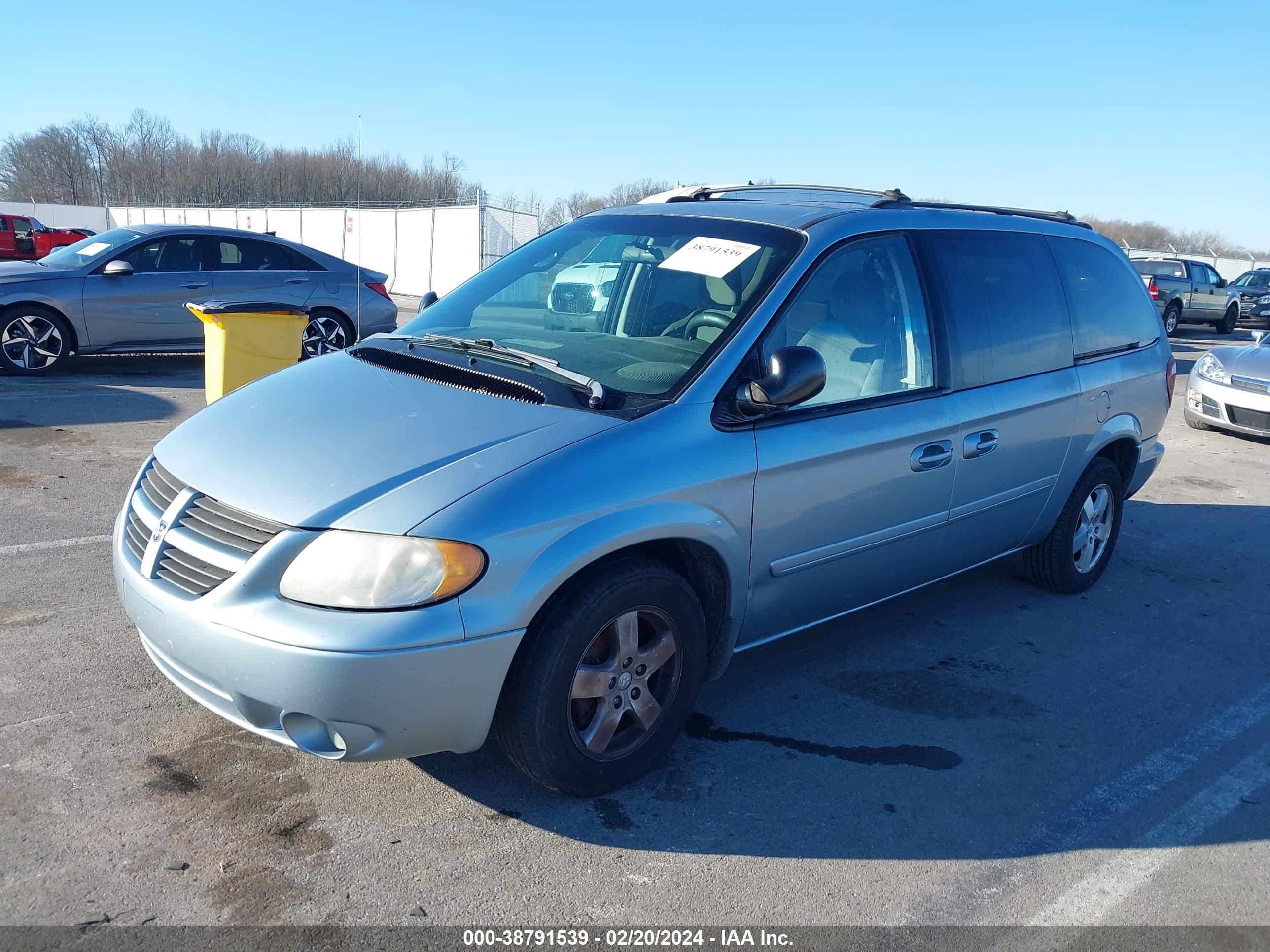 Photo 1 VIN: 2D4GP44LX5R405241 - DODGE CARAVAN 