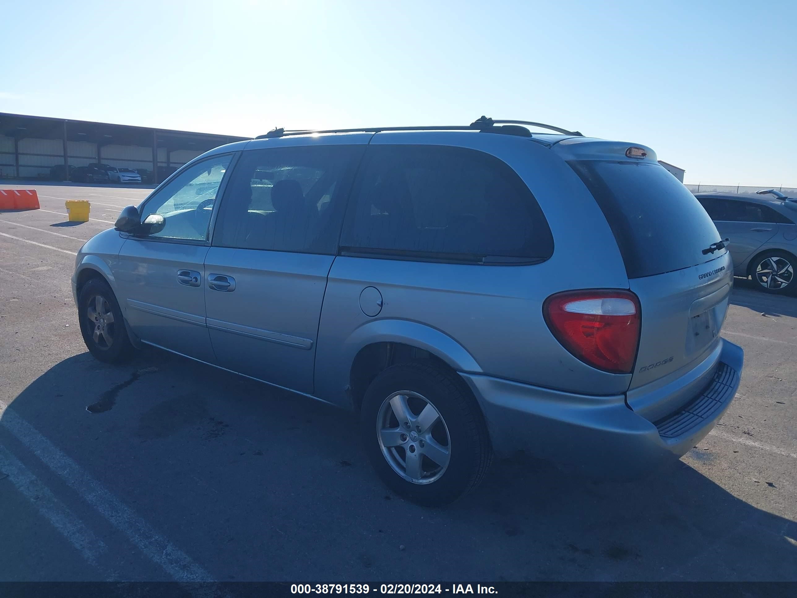 Photo 2 VIN: 2D4GP44LX5R405241 - DODGE CARAVAN 