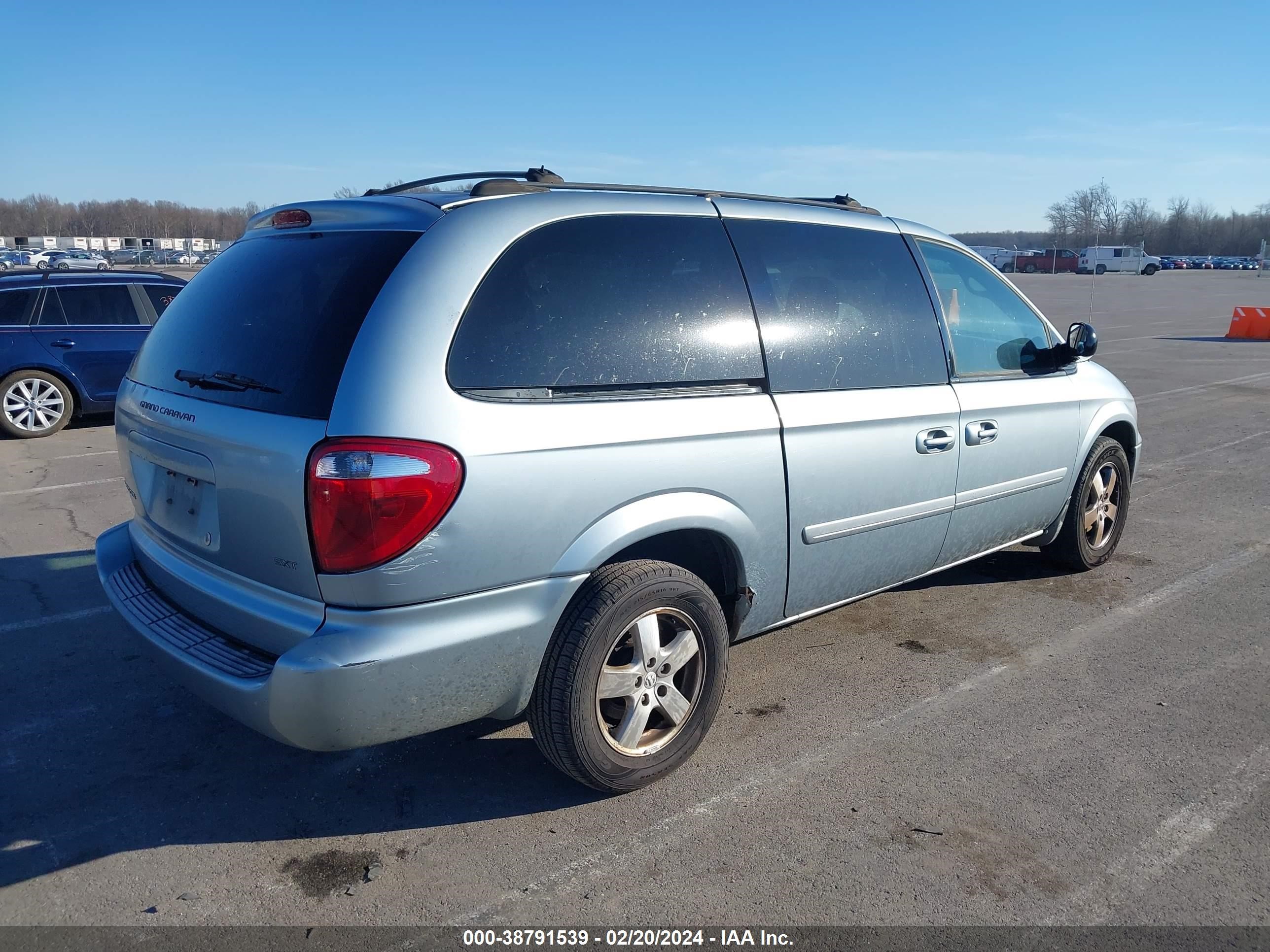 Photo 3 VIN: 2D4GP44LX5R405241 - DODGE CARAVAN 