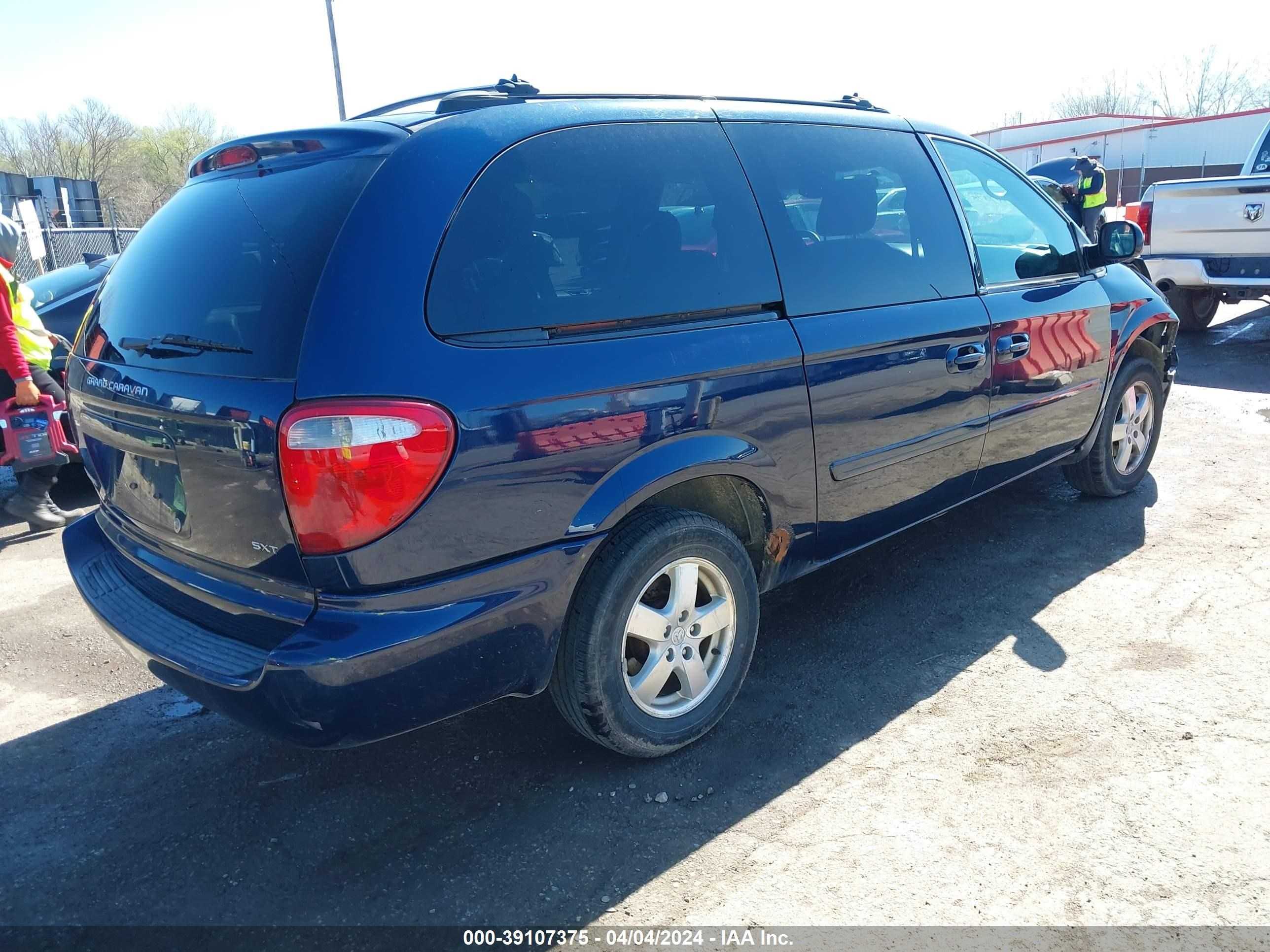 Photo 3 VIN: 2D4GP44LX5R431600 - DODGE CARAVAN 