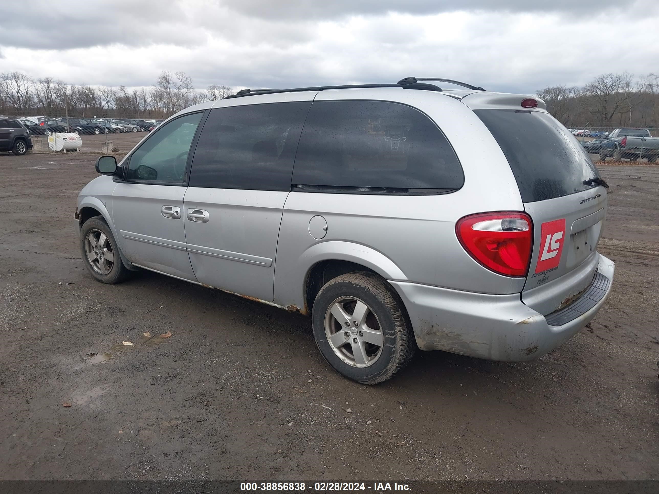 Photo 2 VIN: 2D4GP44LX6R791791 - DODGE CARAVAN 