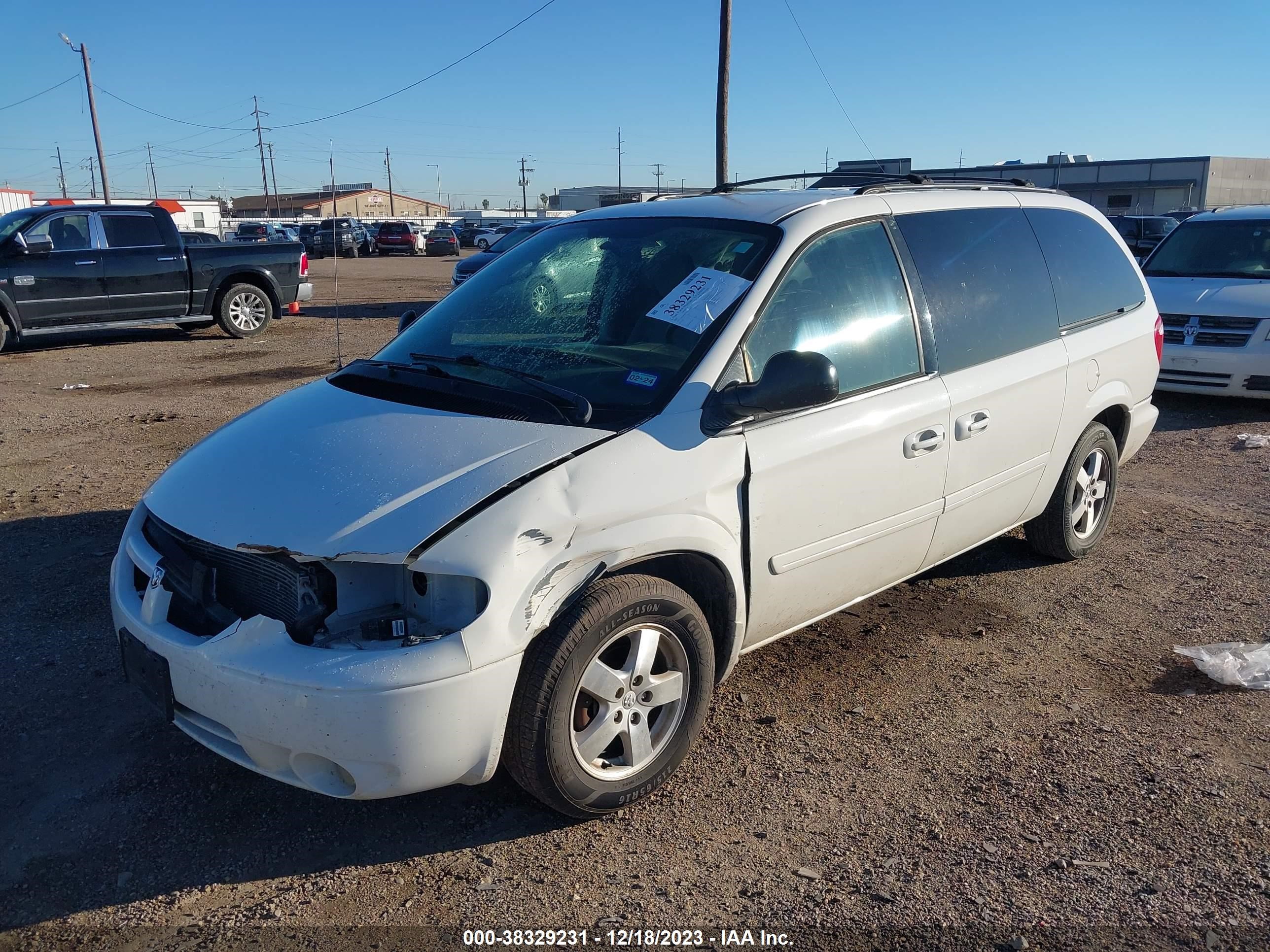 Photo 1 VIN: 2D4GP44LX7R119876 - DODGE CARAVAN 