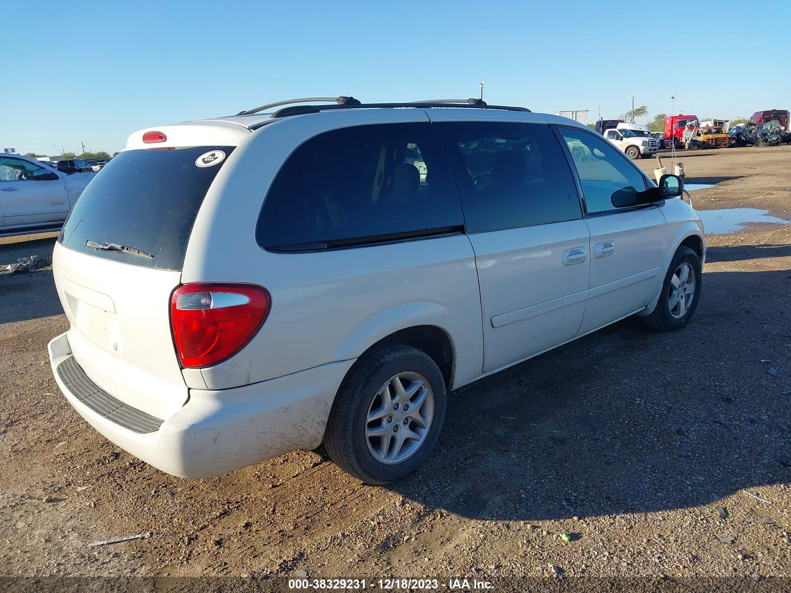 Photo 3 VIN: 2D4GP44LX7R119876 - DODGE CARAVAN 