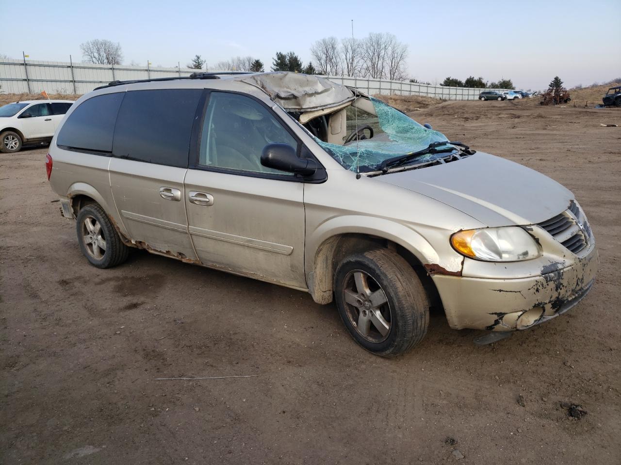 Photo 3 VIN: 2D4GP44LX7R257045 - DODGE CARAVAN 