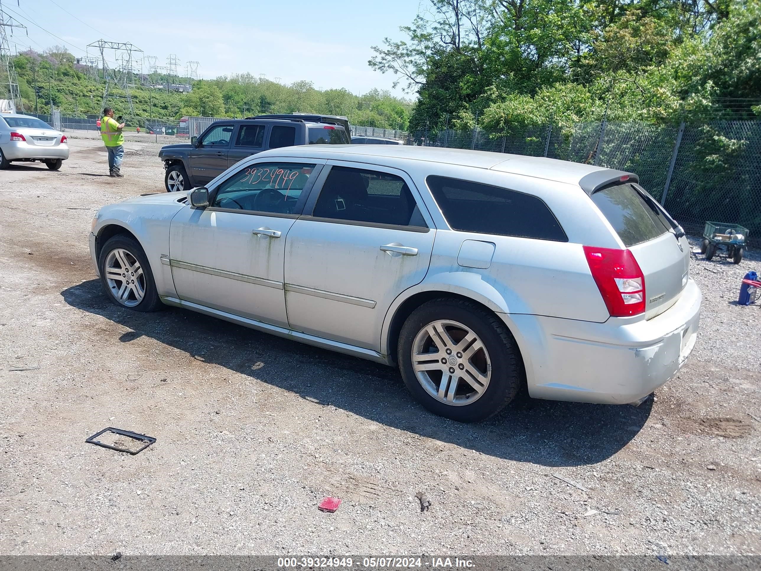 Photo 2 VIN: 2D4GV58215H622213 - DODGE MAGNUM 