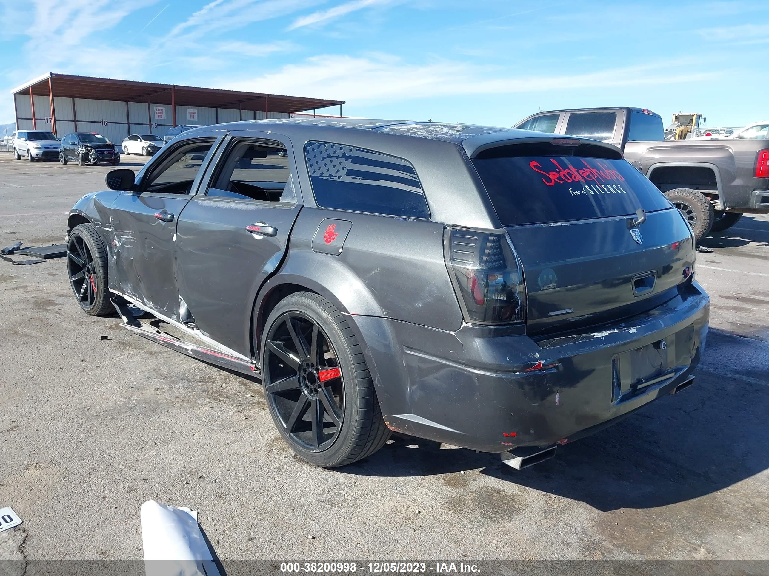 Photo 2 VIN: 2D4GV58235H542038 - DODGE MAGNUM 