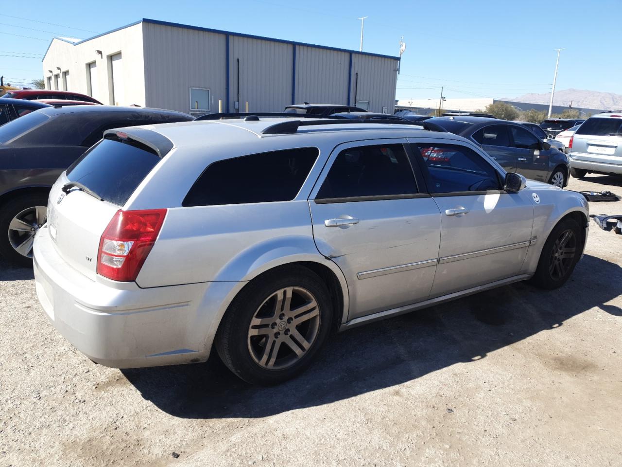 Photo 2 VIN: 2D4GV58265H645843 - DODGE MAGNUM 