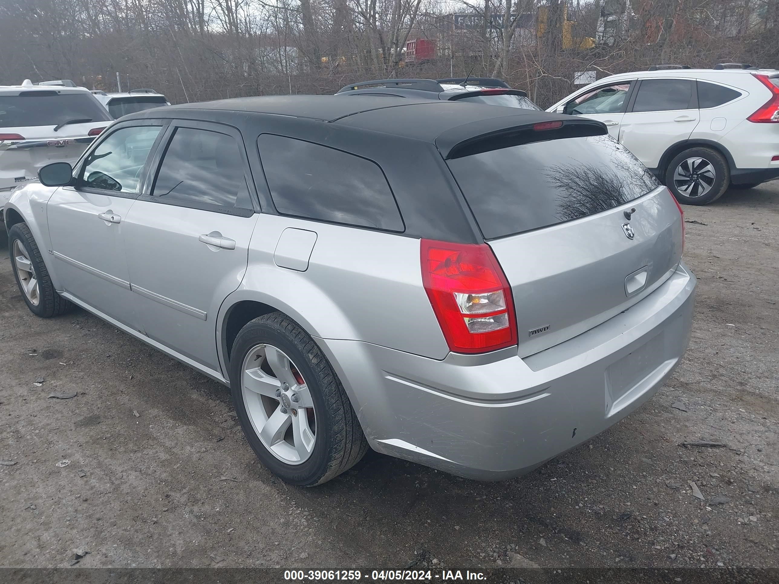 Photo 2 VIN: 2D4GZ48V15H681688 - DODGE MAGNUM 