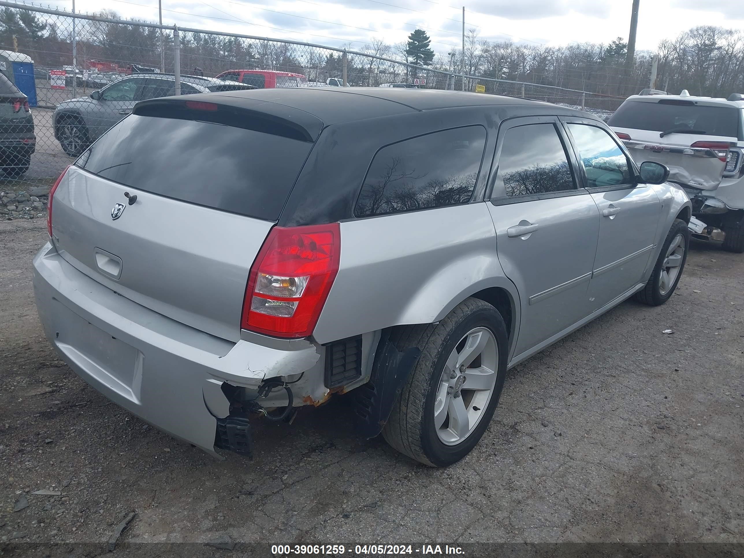 Photo 3 VIN: 2D4GZ48V15H681688 - DODGE MAGNUM 