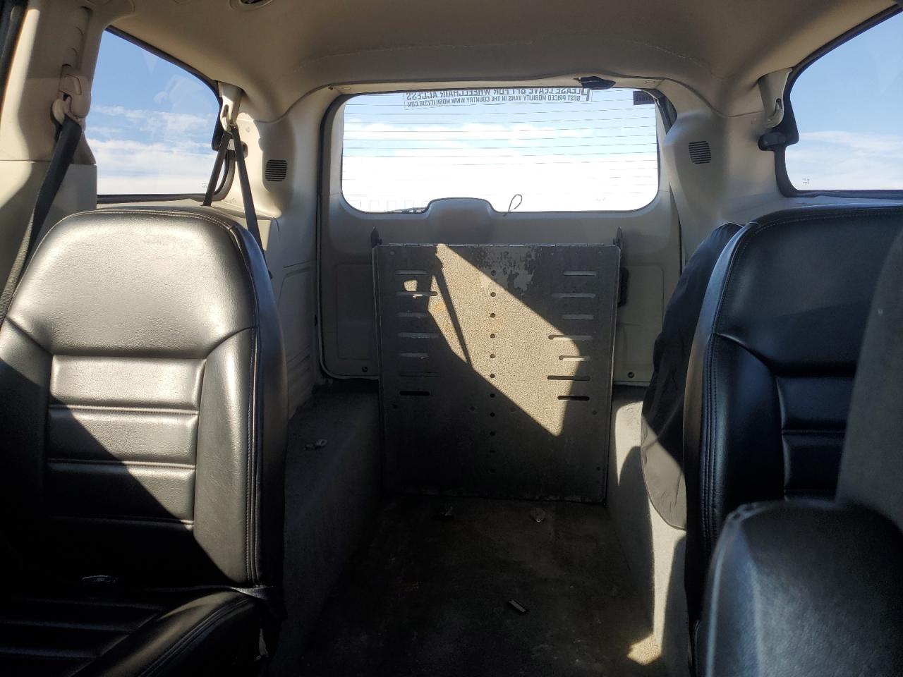 Photo 9 VIN: 2D4RN3DG3BR710295 - DODGE CARAVAN 