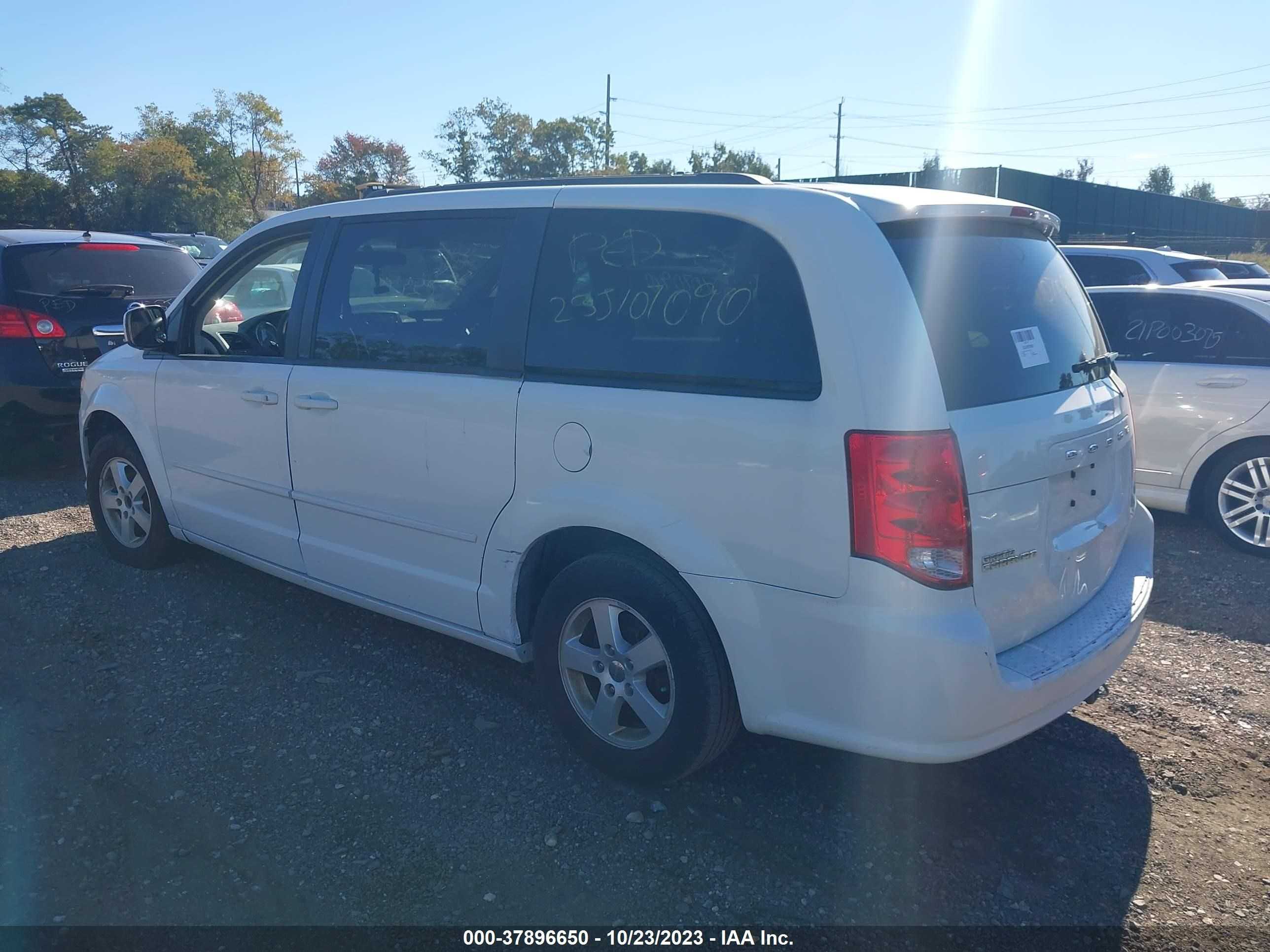 Photo 2 VIN: 2D4RN3DG3BR739179 - DODGE CARAVAN 