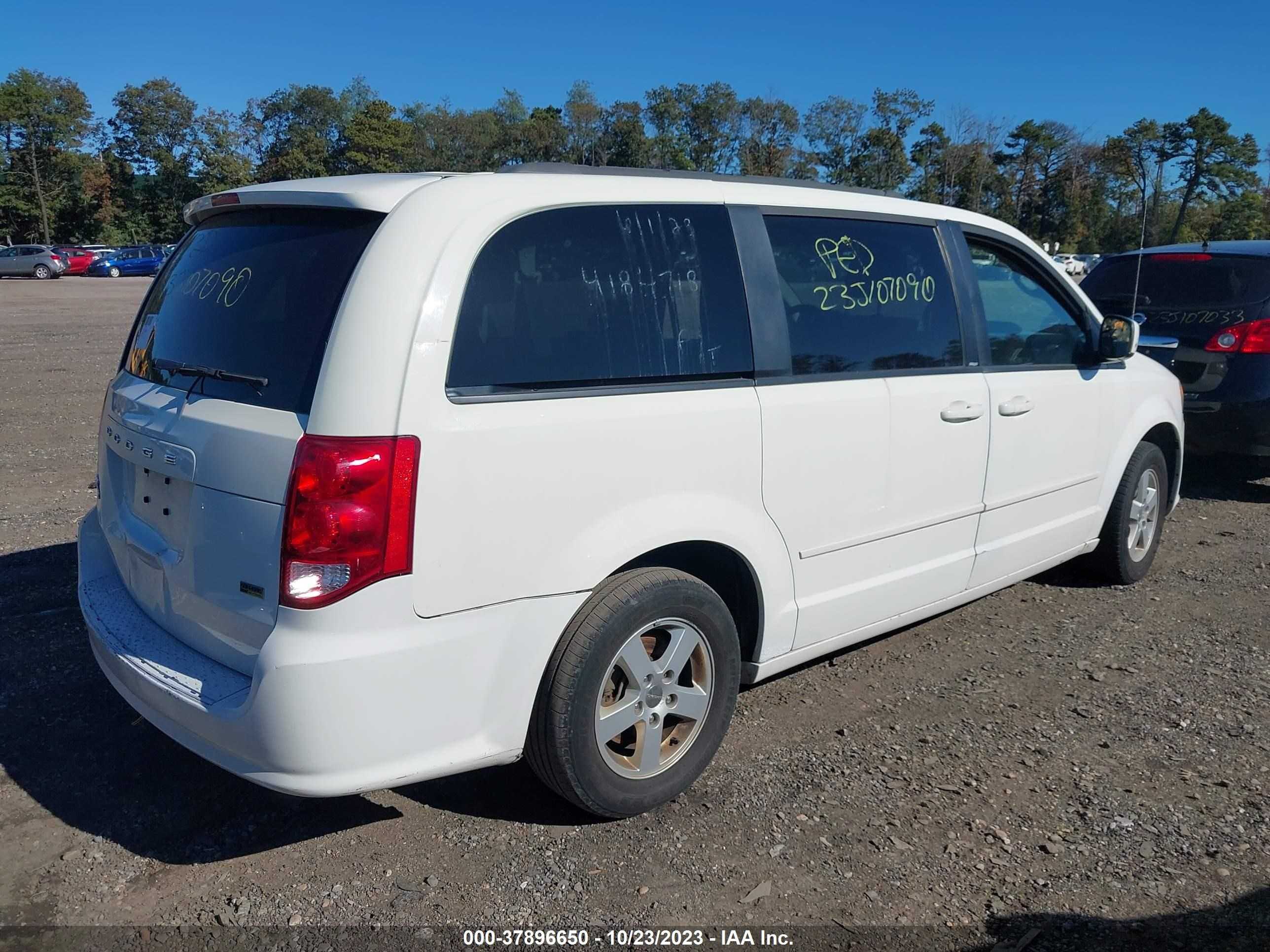 Photo 3 VIN: 2D4RN3DG3BR739179 - DODGE CARAVAN 