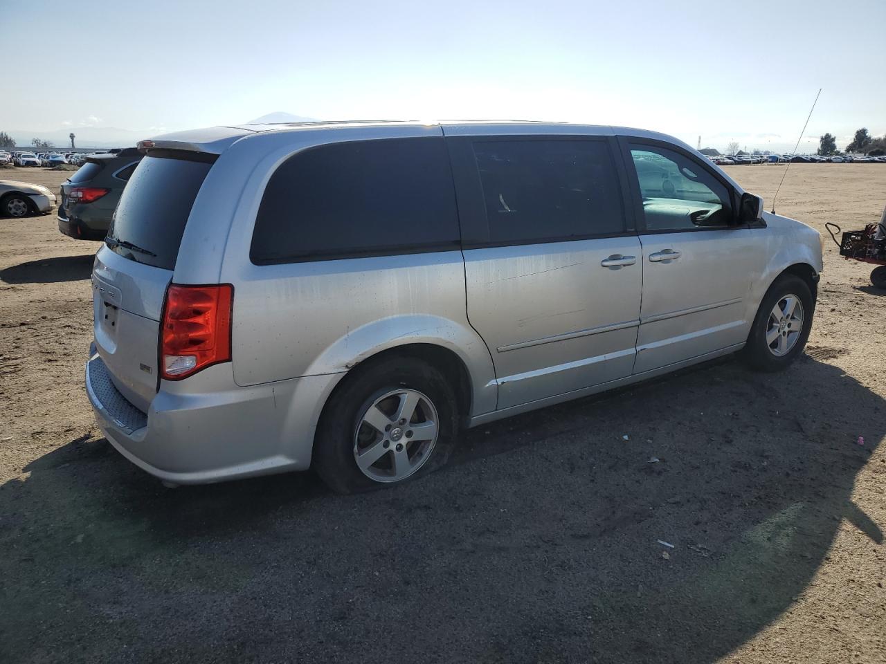 Photo 2 VIN: 2D4RN3DG8BR628675 - DODGE CARAVAN 