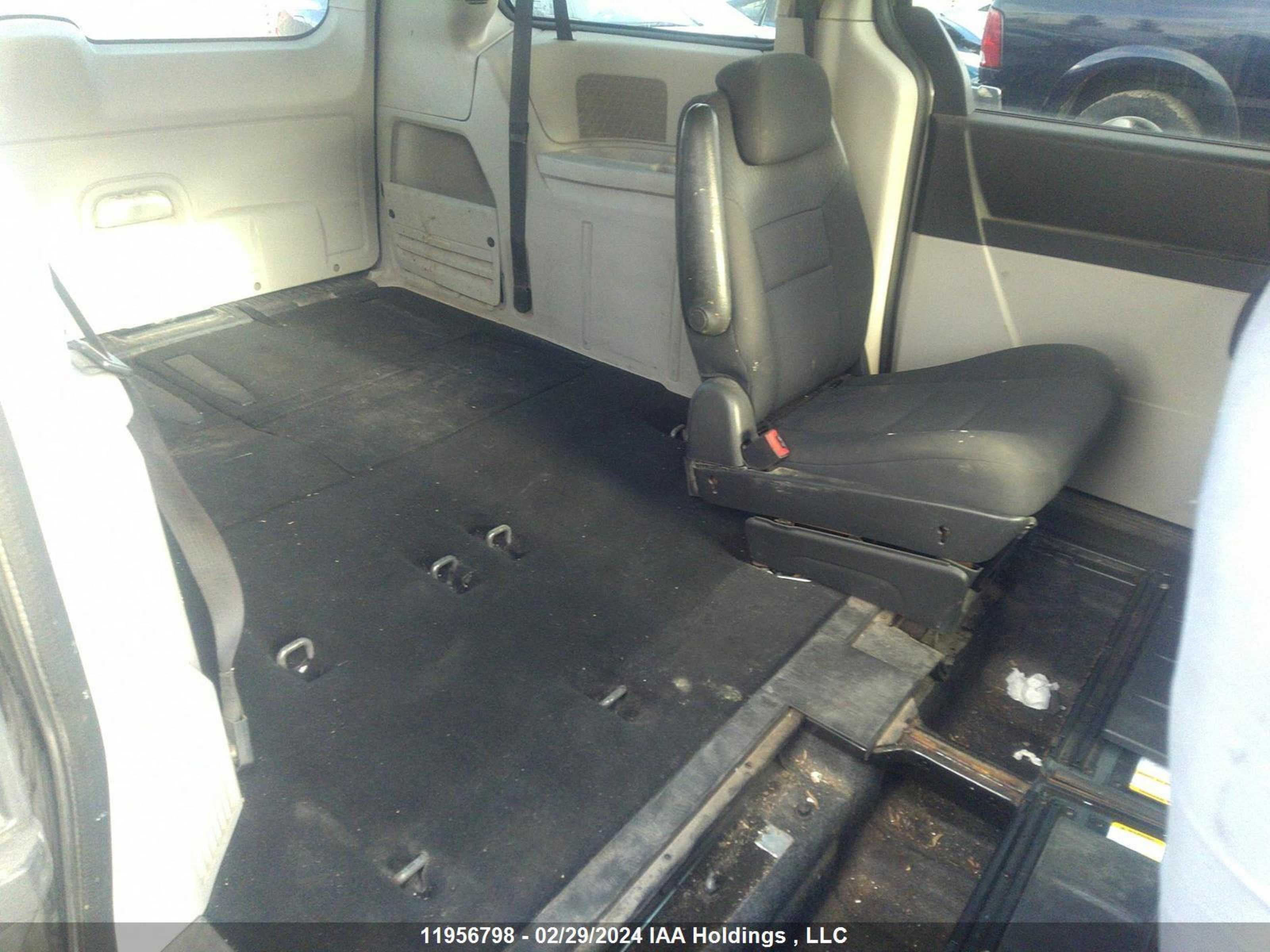 Photo 7 VIN: 2D4RN4DE1AR252050 - DODGE CARAVAN 