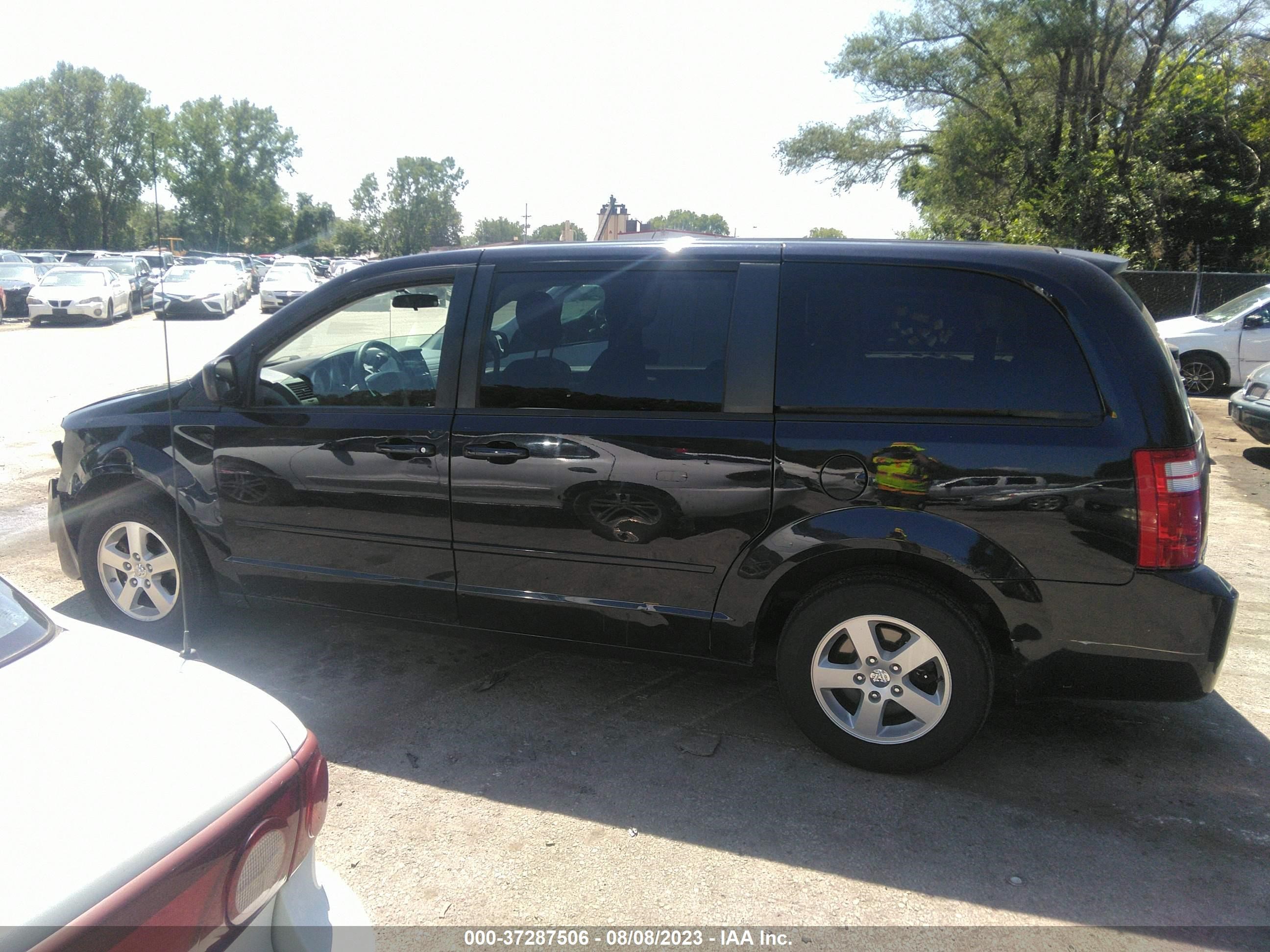 Photo 13 VIN: 2D4RN4DE2AR147078 - DODGE CARAVAN 