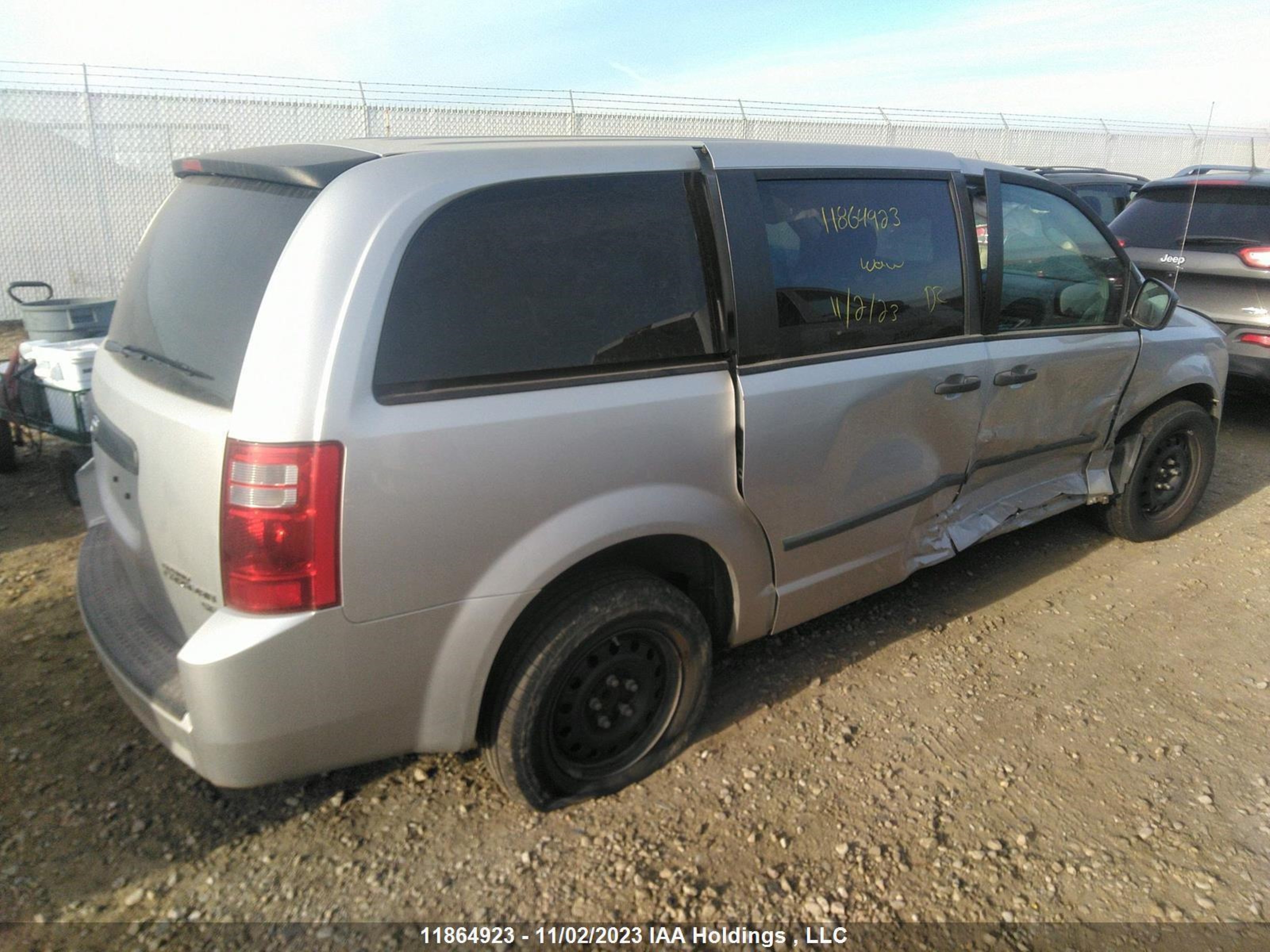 Photo 3 VIN: 2D4RN4DE2AR226301 - DODGE CARAVAN 