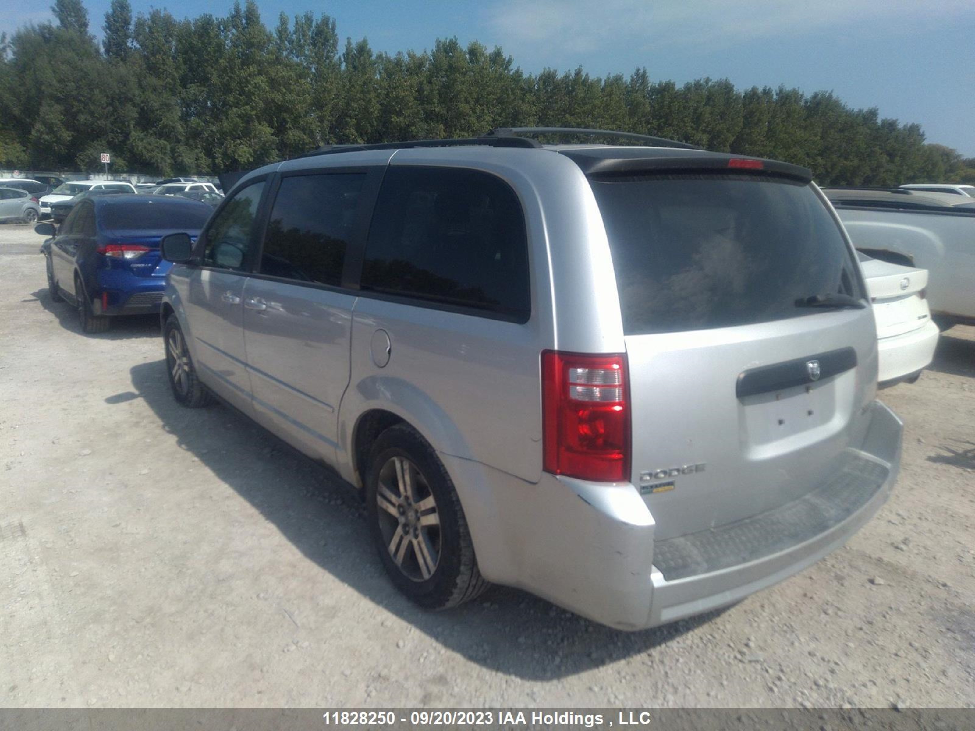 Photo 2 VIN: 2D4RN4DE3AR156047 - DODGE CARAVAN 