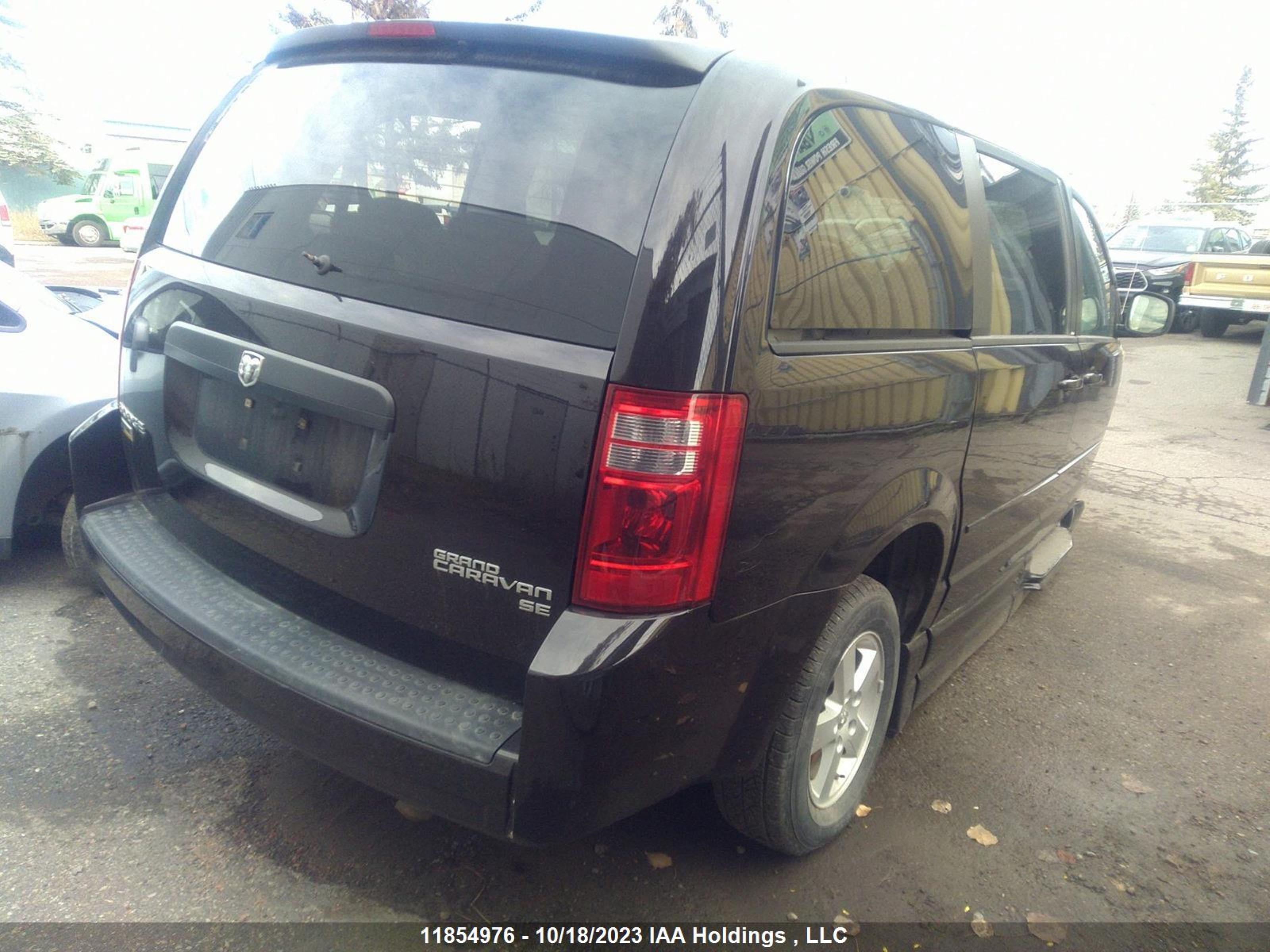 Photo 3 VIN: 2D4RN4DE3AR437121 - DODGE CARAVAN 