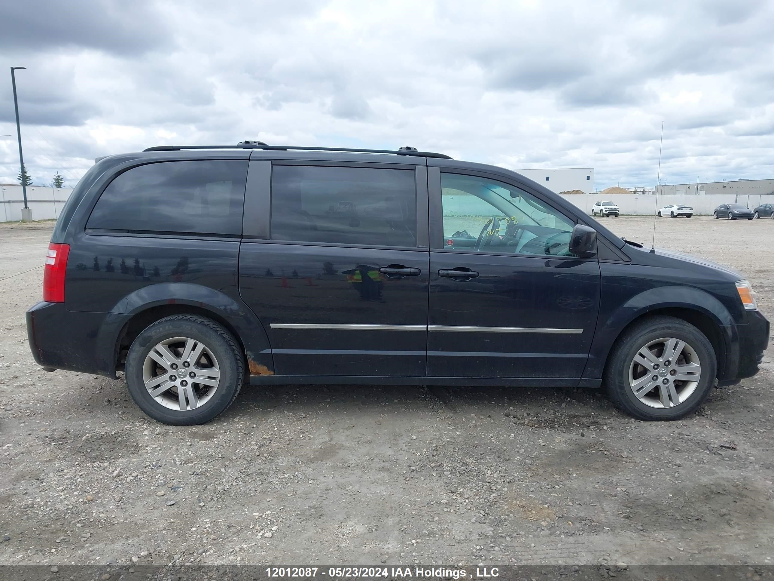 Photo 12 VIN: 2D4RN4DE5AR379285 - DODGE CARAVAN 