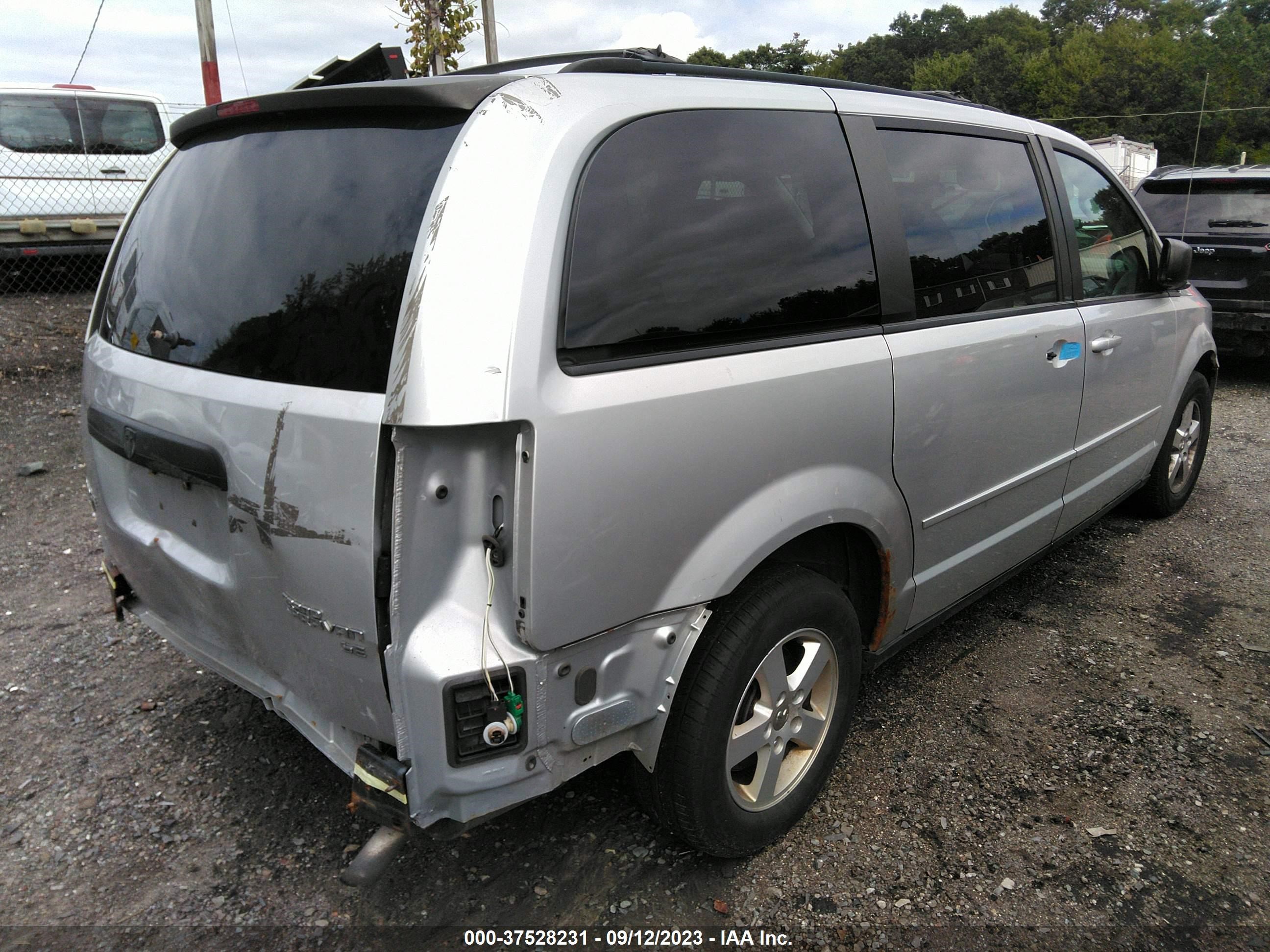 Photo 3 VIN: 2D4RN4DE7AR101875 - DODGE CARAVAN 