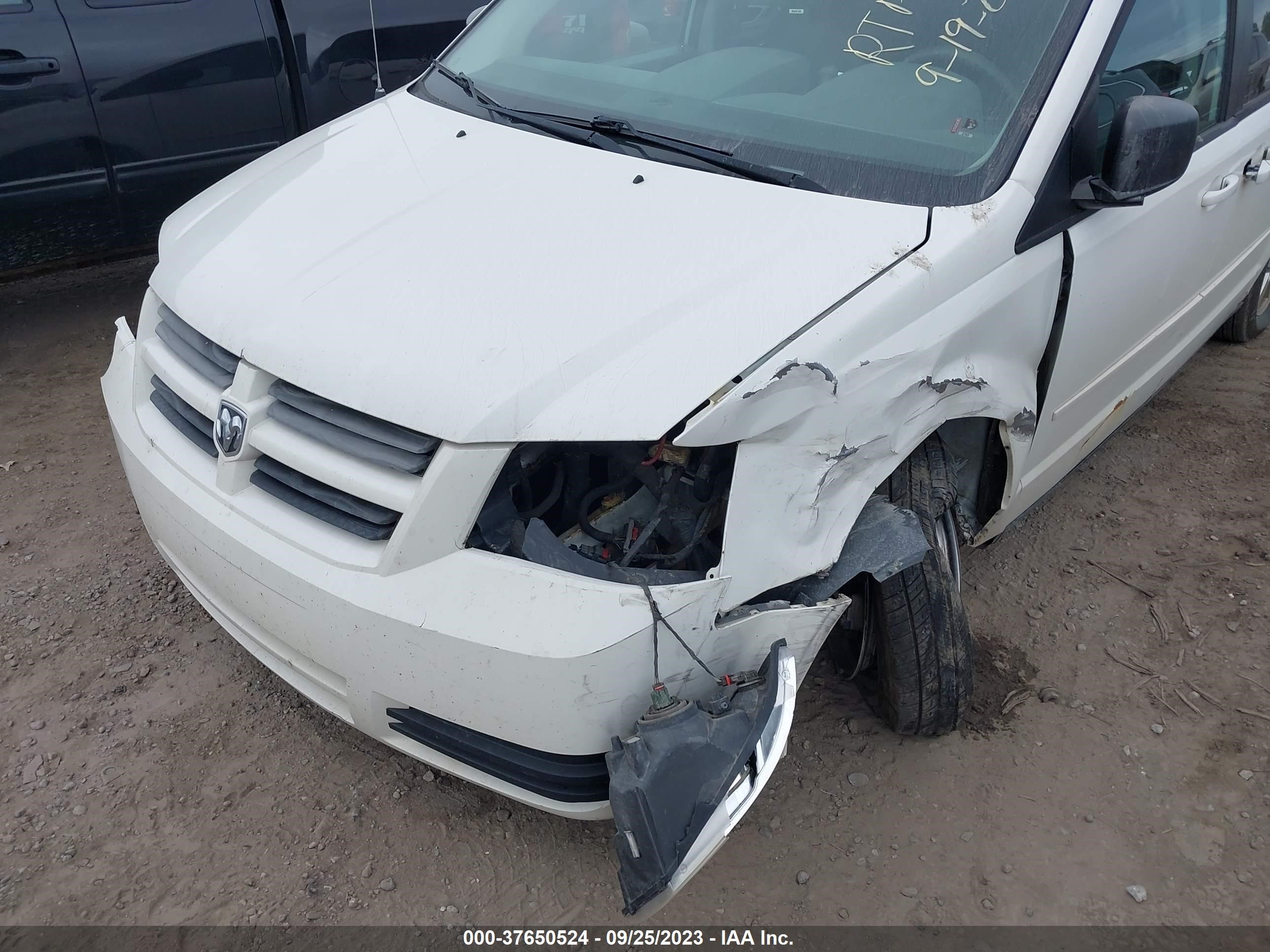 Photo 5 VIN: 2D4RN4DEXAR145529 - DODGE CARAVAN 