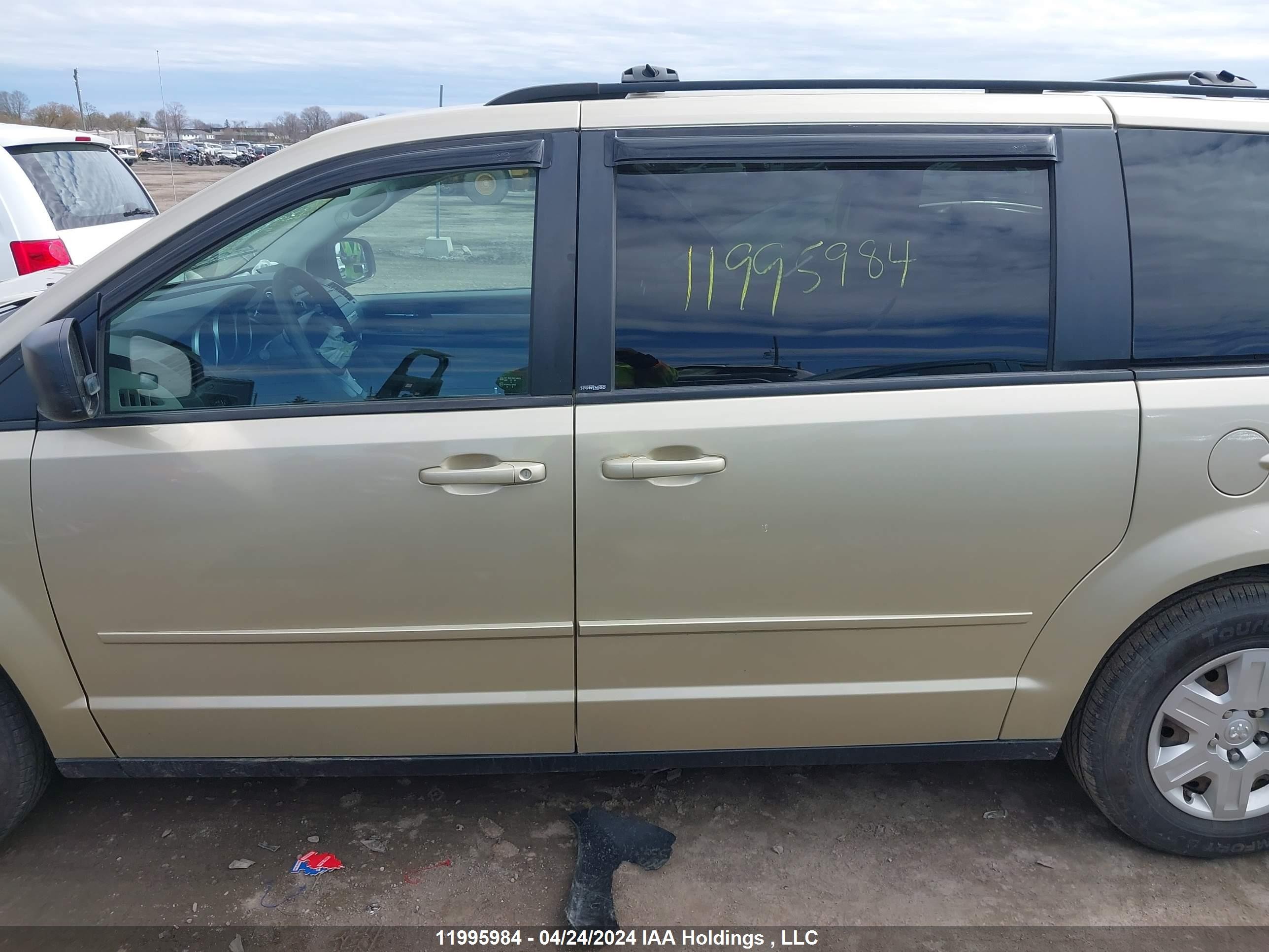 Photo 14 VIN: 2D4RN4DEXAR468494 - DODGE CARAVAN 