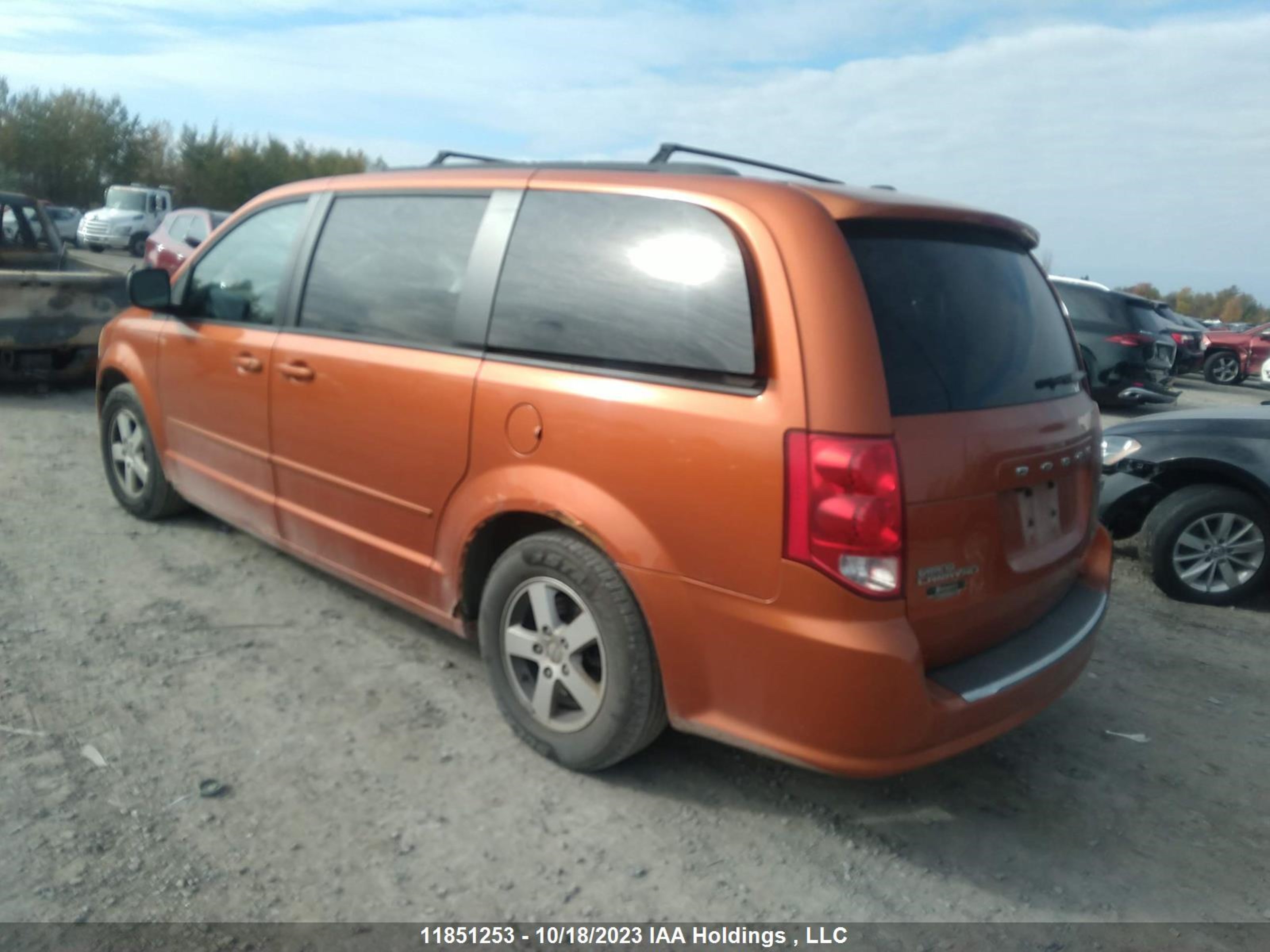 Photo 2 VIN: 2D4RN4DG2BR752947 - DODGE CARAVAN 