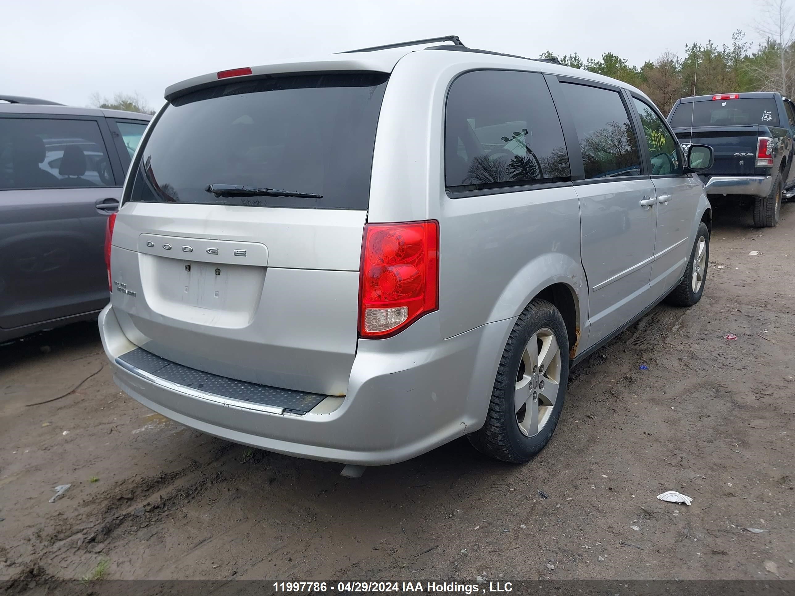 Photo 3 VIN: 2D4RN4DG9BR737412 - DODGE CARAVAN 